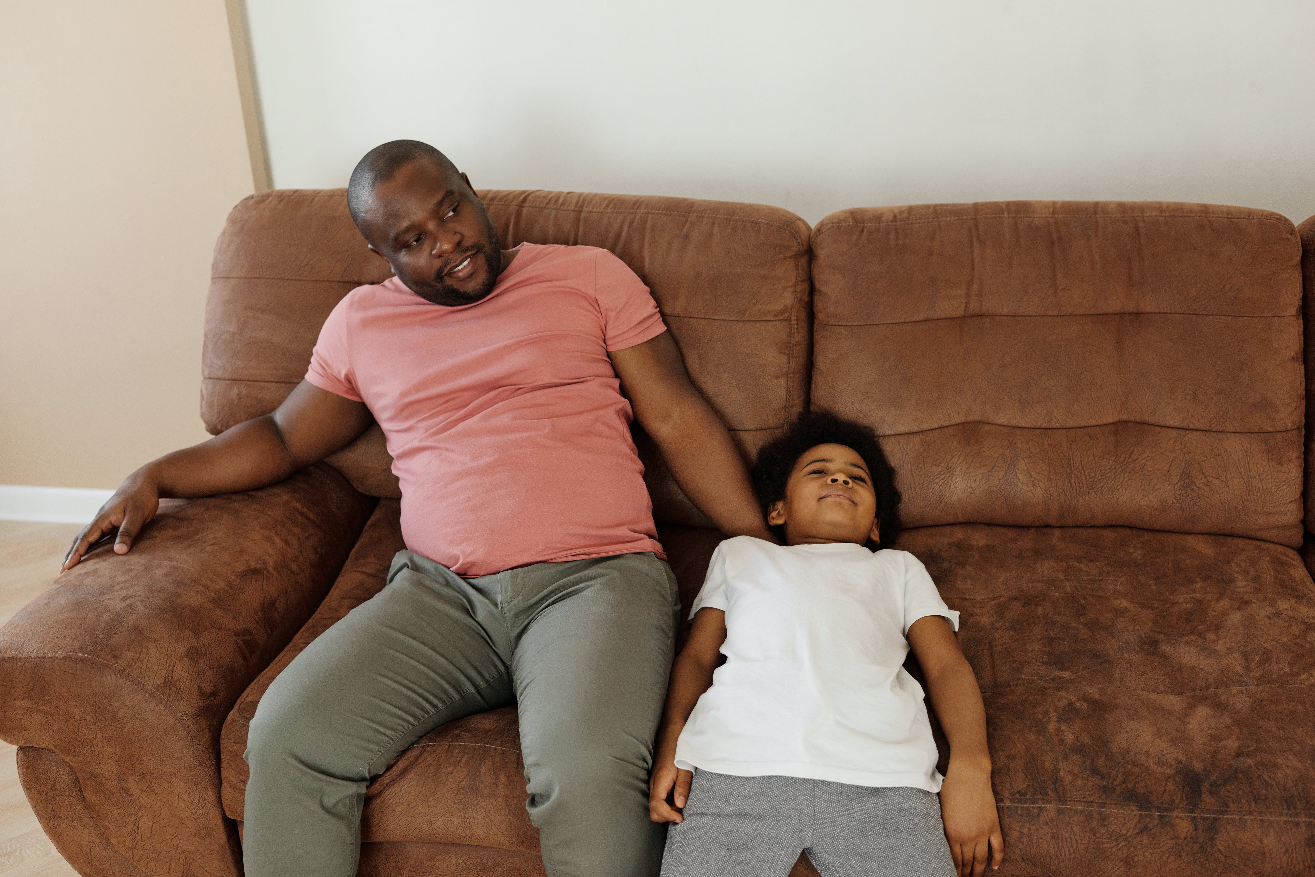 Padre e hijo descansando | Foto: Pexels