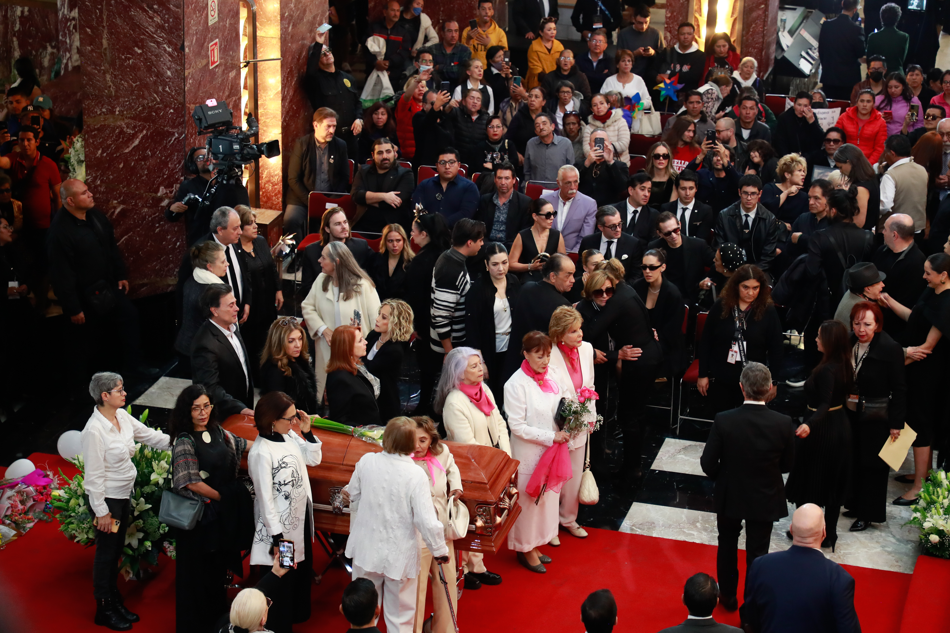 Vista general de la ceremonia fúnebre de la actriz y leyenda del cine Silvia Pinal en el Palacio de Bellas Artes el 30 de noviembre de 2024 en la Ciudad de México, México. | Fuente: Getty Images