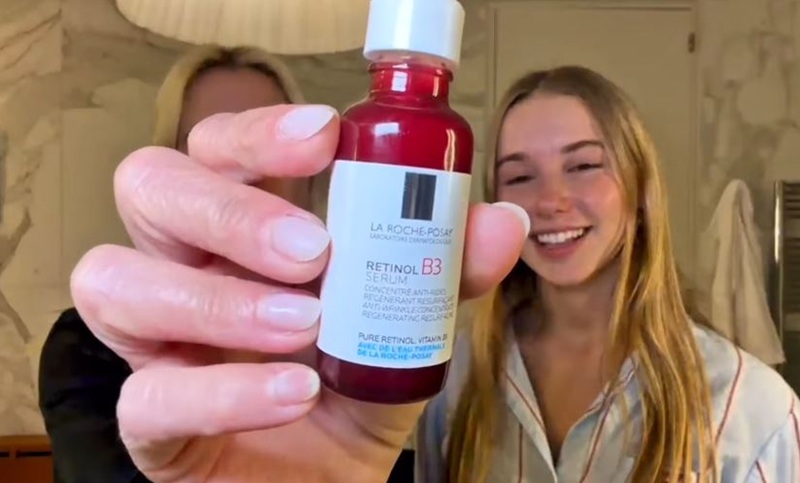 Valeria Mazza junto a su hija Taína mostrando el producto Redermic Retinol B3 Serum que utiliza para su rutina de belleza para la noche | Fuente: Instagram/tainagravier