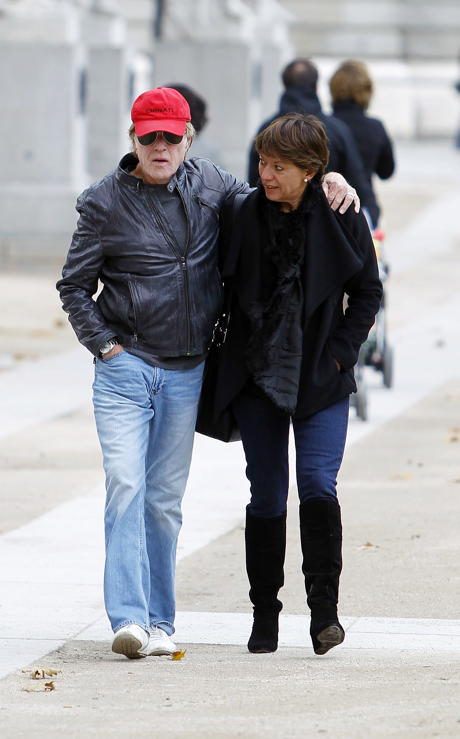 Robert Redford y Sibylle Szaggars vistos paseando por las calles de Madrid, España, el 27 de noviembre de 2012 | Fuente: Getty Images