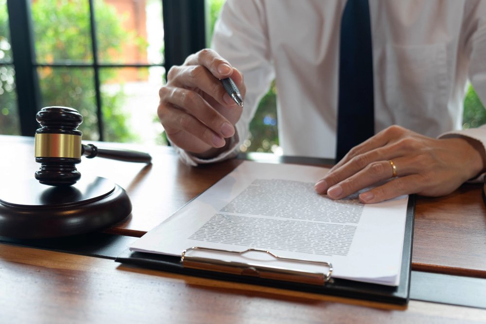 Un abogado revisando el acuerdo de pensión alimenticia. | Foto: Shutterstock
