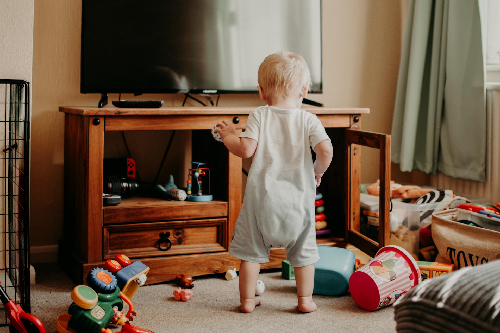 Un niño pequeño jugando en una habitación | Fuente: Midjourney