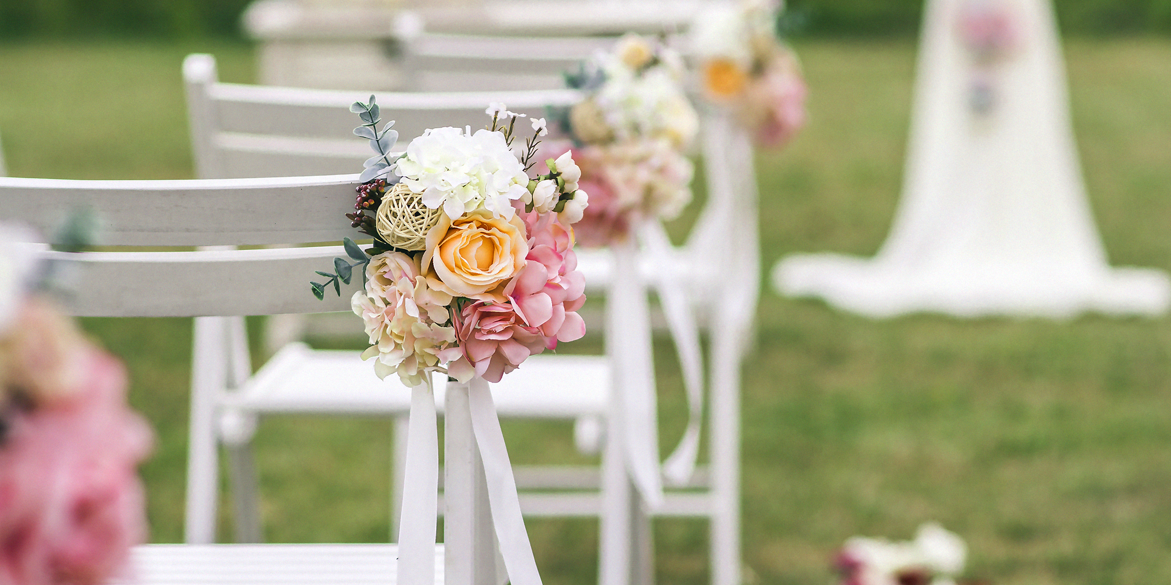 Silla con flores en una boda | Foto: Shutterstock