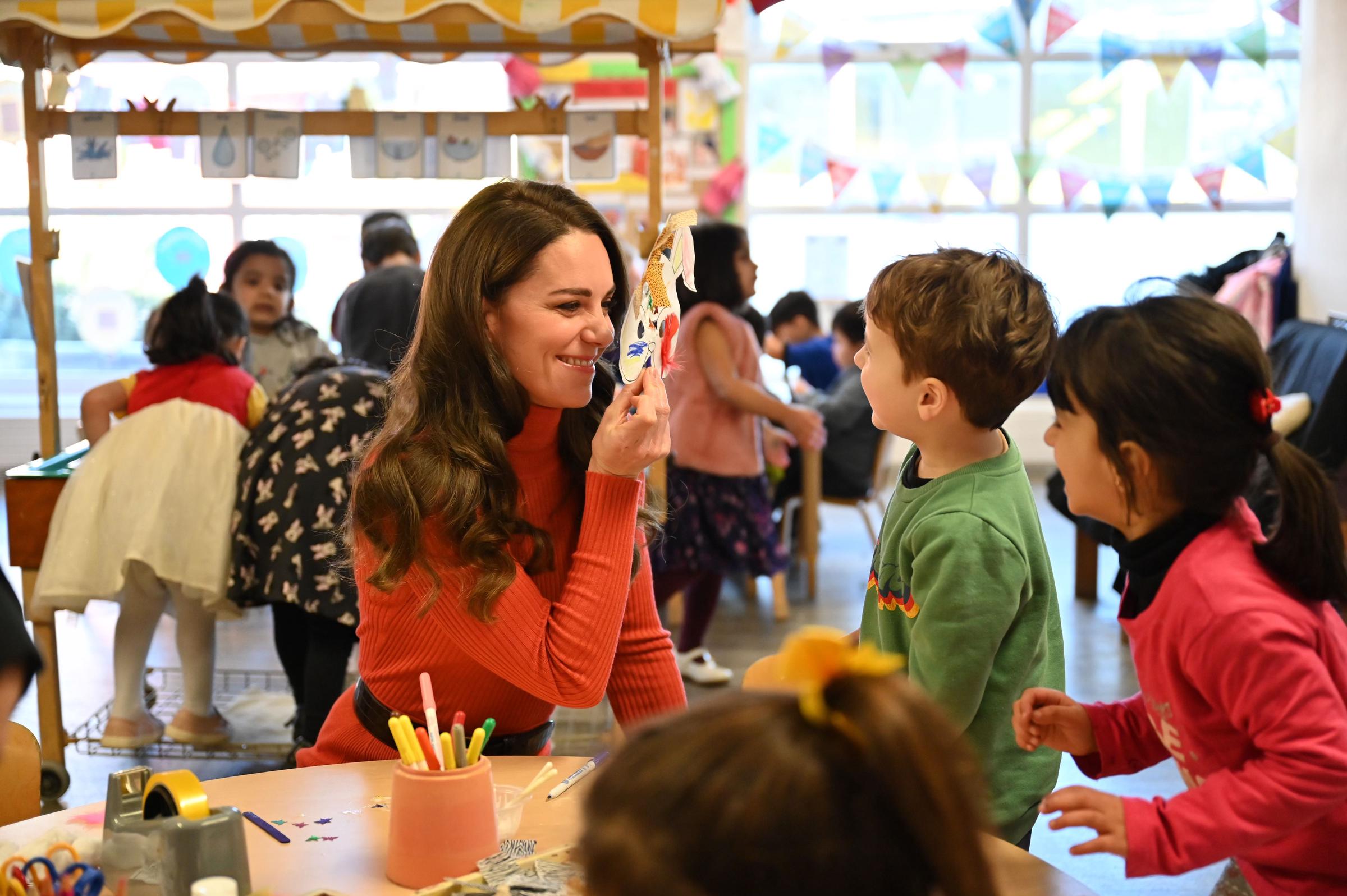 Catherine, princesa de Gales, interactúa con niños durante su visita a la guardería Foxcubs el 18 de enero de 2023, en Luton, Inglaterra | Fuente: Getty Images