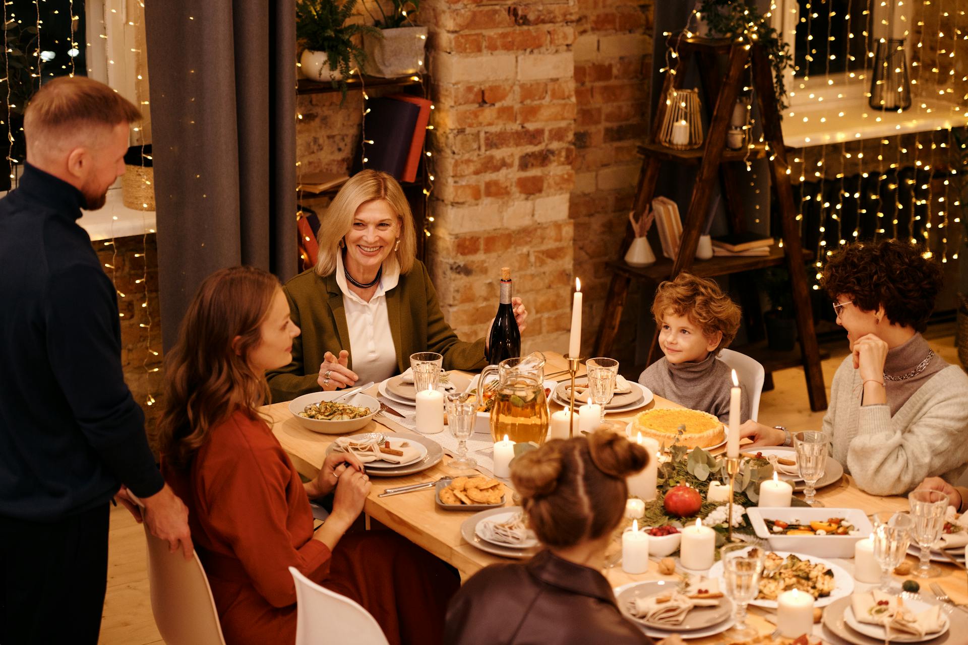 Una familia cenando | Fuente: Pexels
