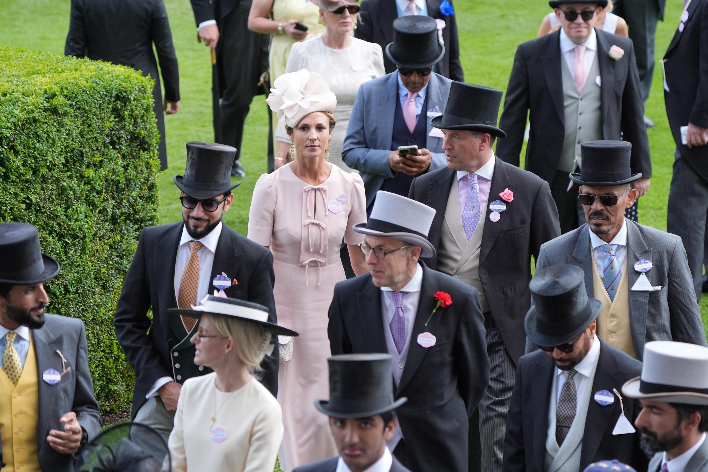 Harriet Sperling con Peter Phillips durante el cuarto día del Royal Ascot en el hipódromo de Ascot, Berkshire, el 21 de junio de 2024 | Fuente: Getty Images