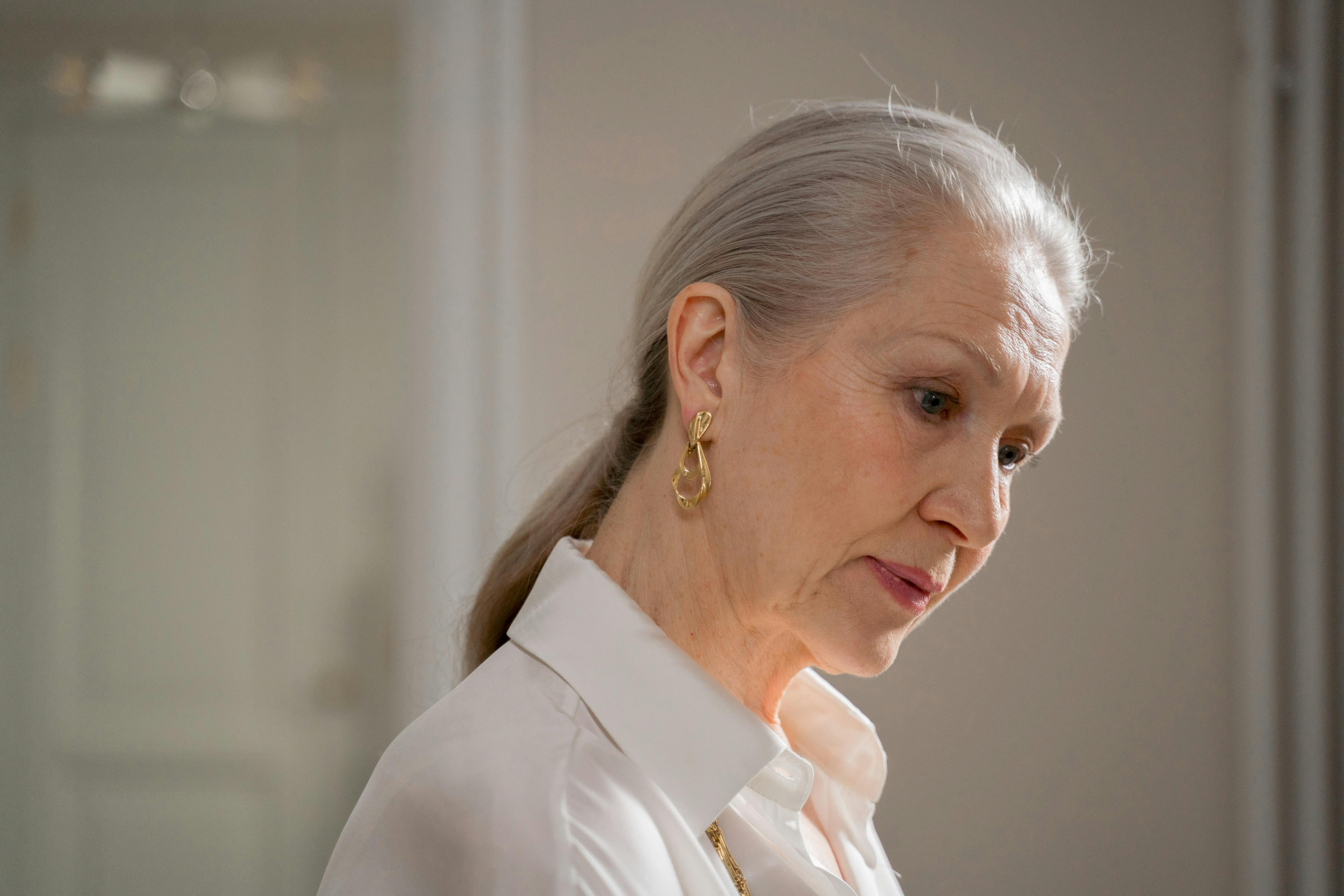 Una mujer sumida en sus pensamientos | Fuente: Pexels