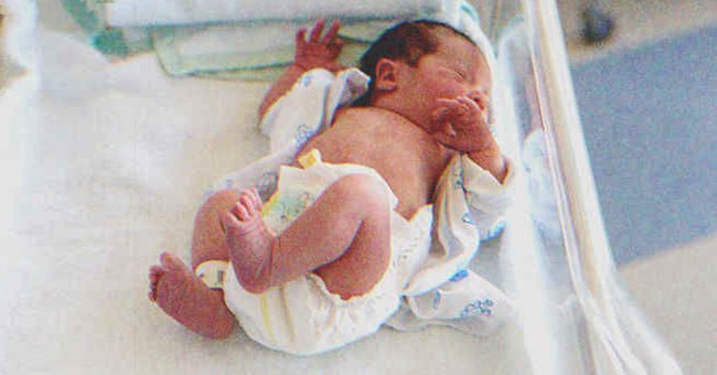 Bebé en cuna de hospital | Fuente: Shutterstock