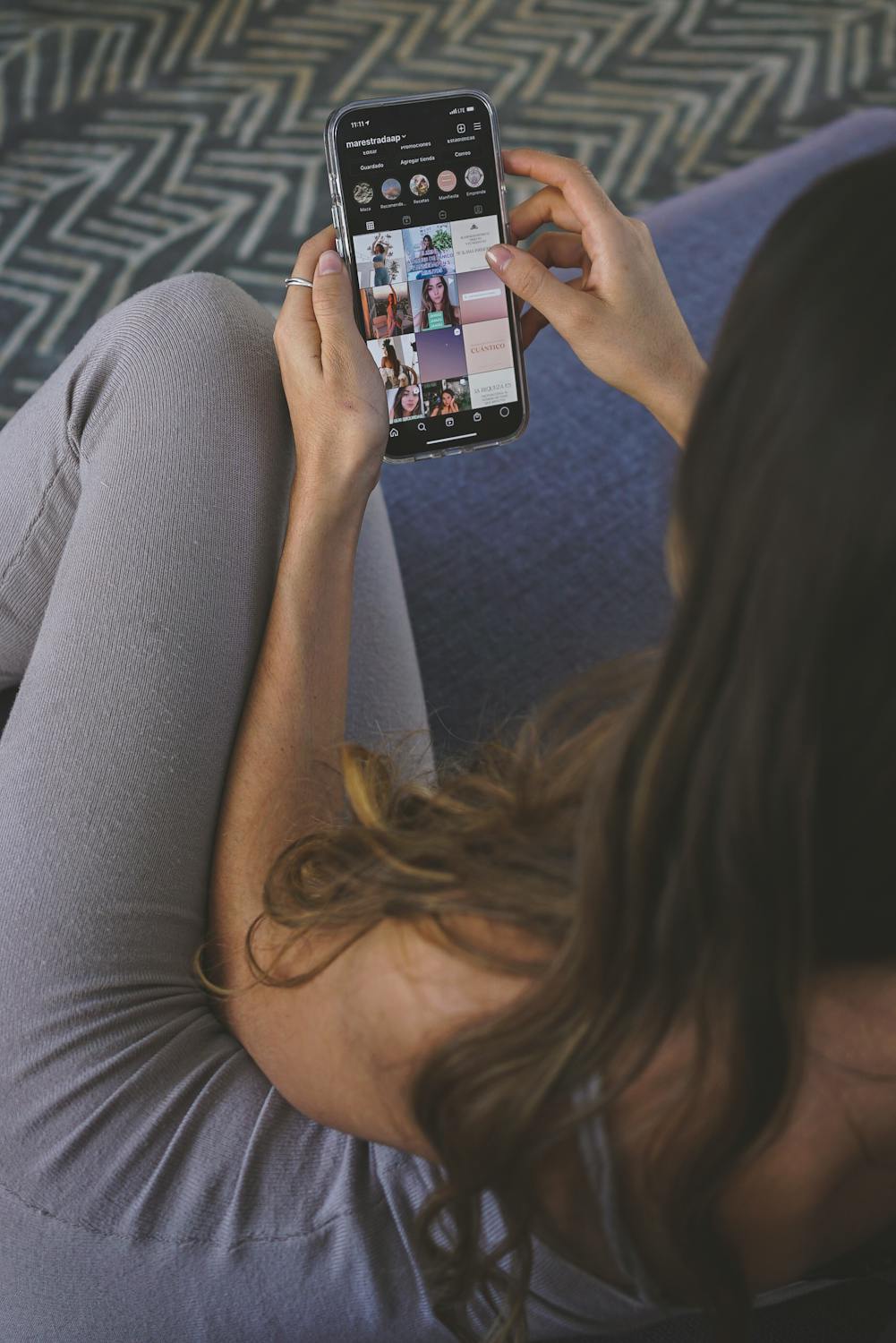 Una mujer hablando por teléfono | Fuente: Pexels