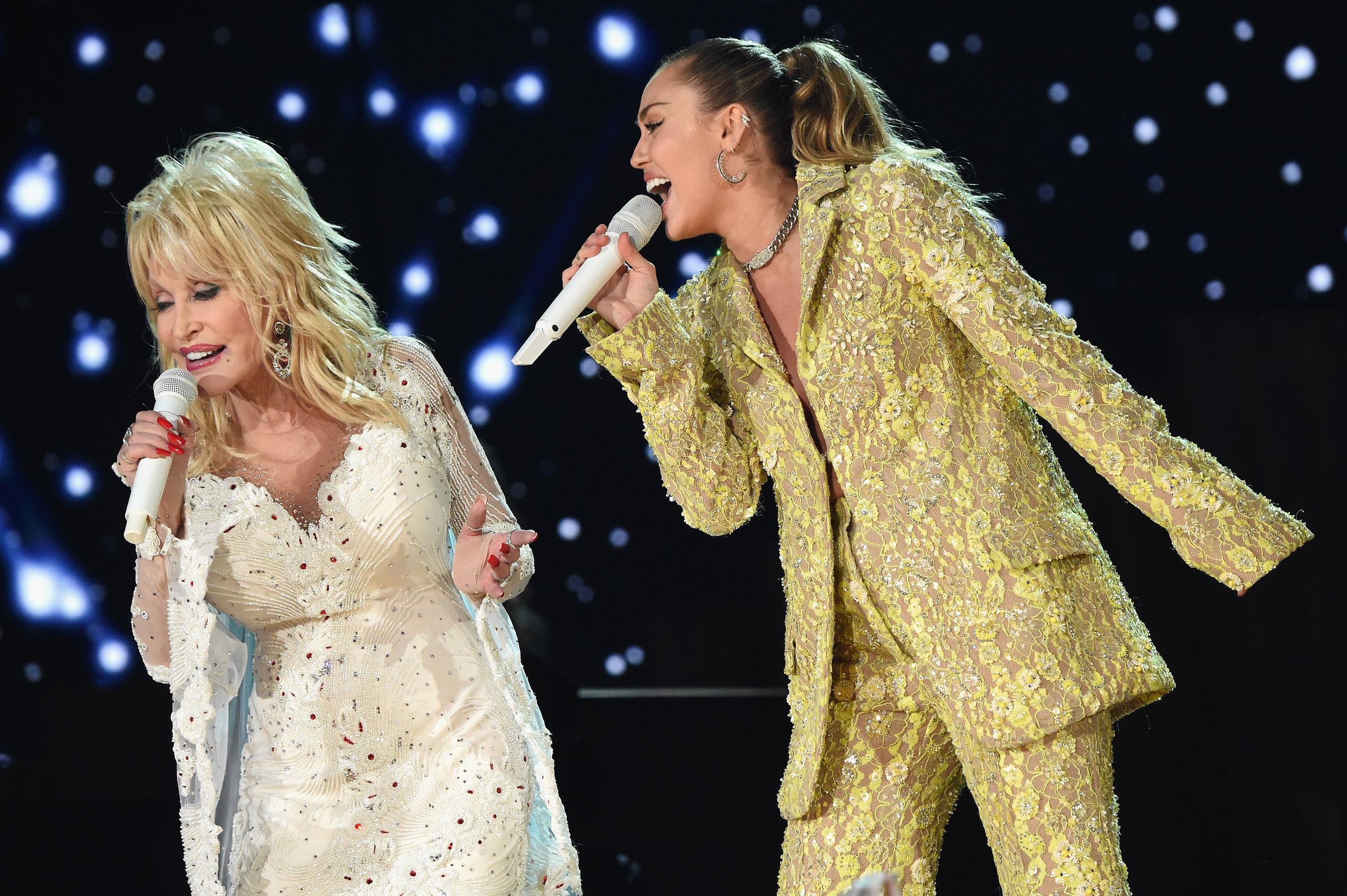 Dolly Parton y Miley Cyrus actúan en el escenario durante la 61ª edición de los premios GRAMMY en Los Ángeles, California, el 10 de febrero de 2019. | Fuente: Getty Images