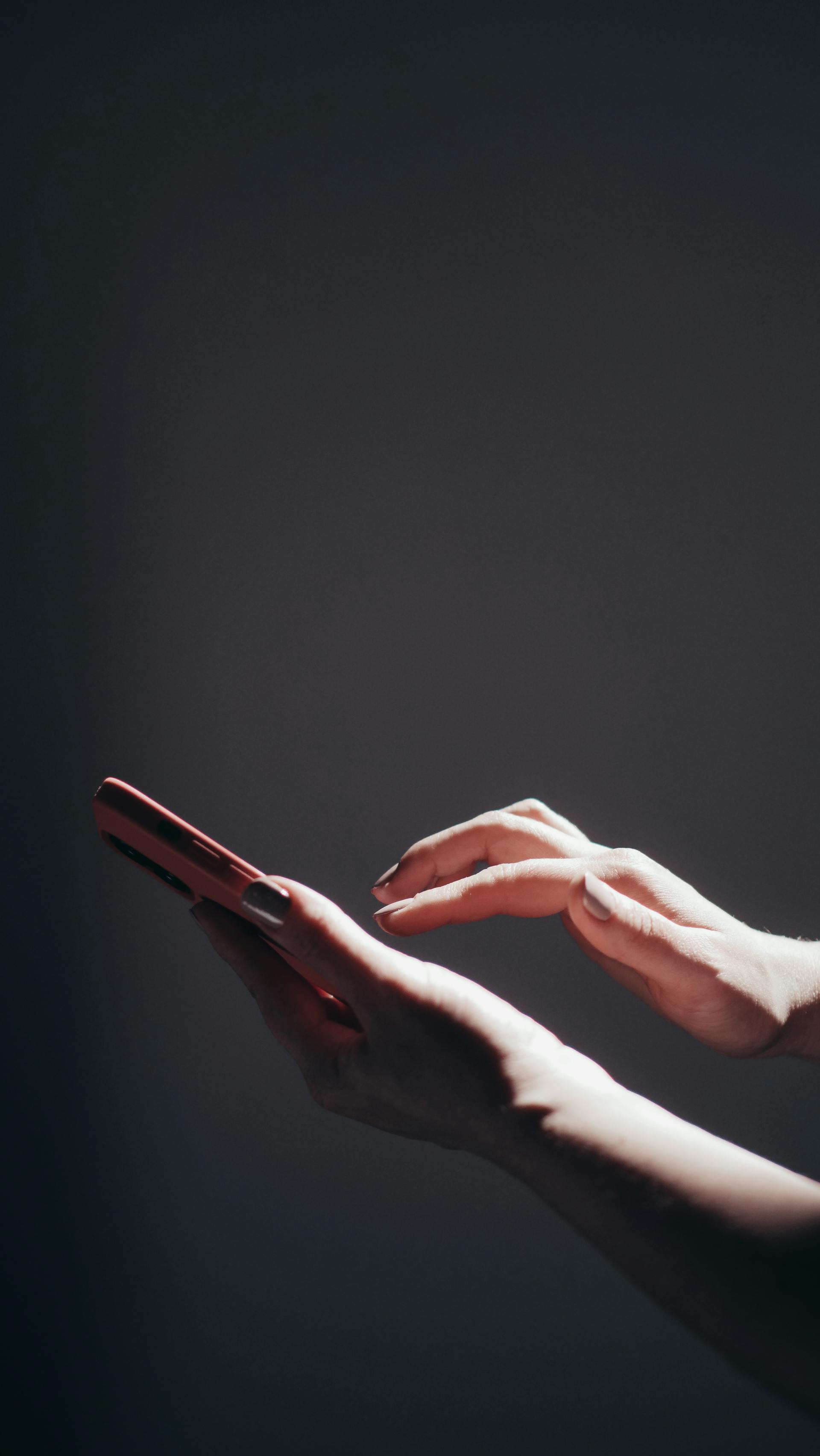 Una mujer usando su teléfono | Fuente: Pexels