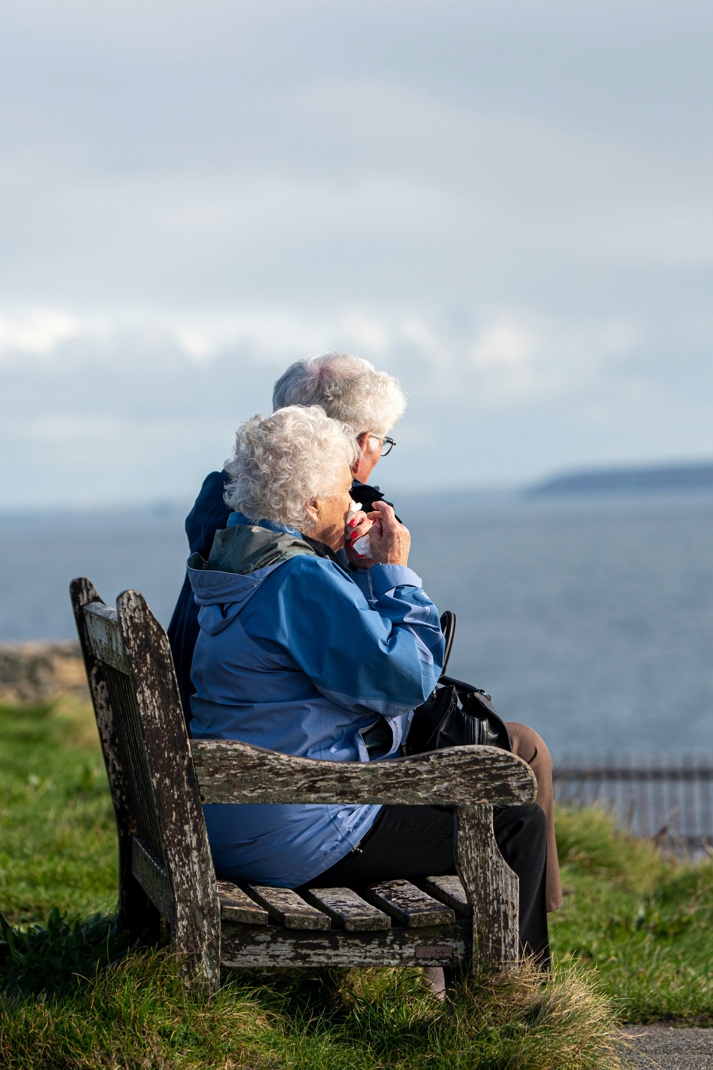 Una pareja de ancianos sentada en un banco | Fuente: Unsplash
