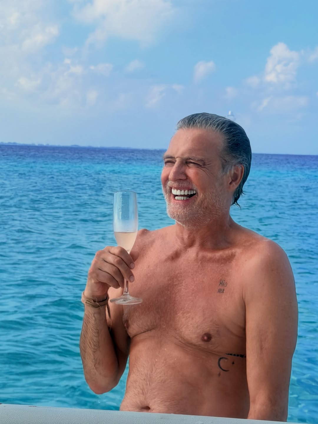 Juan Soler disfrutando de una escapada en la playa en Cancún, México | Fuente: Instagram/paulinamercado007