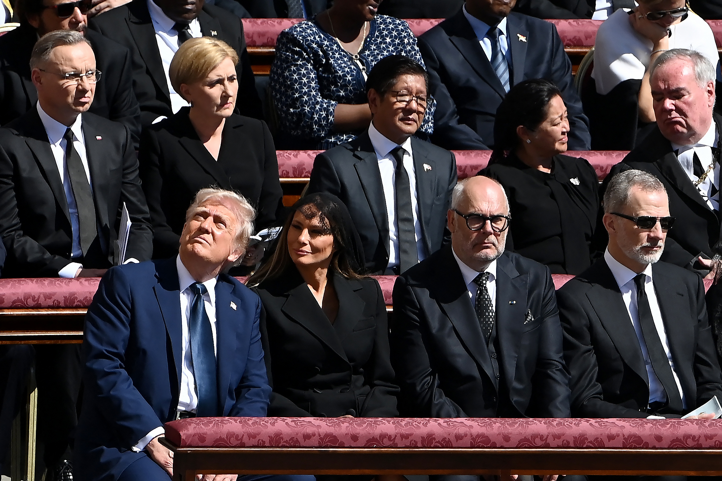 Donald y Melania Trump miran algo mientras se sientan junto a Alar Karis y el rey Felipe VI. | Fuente: Getty Images