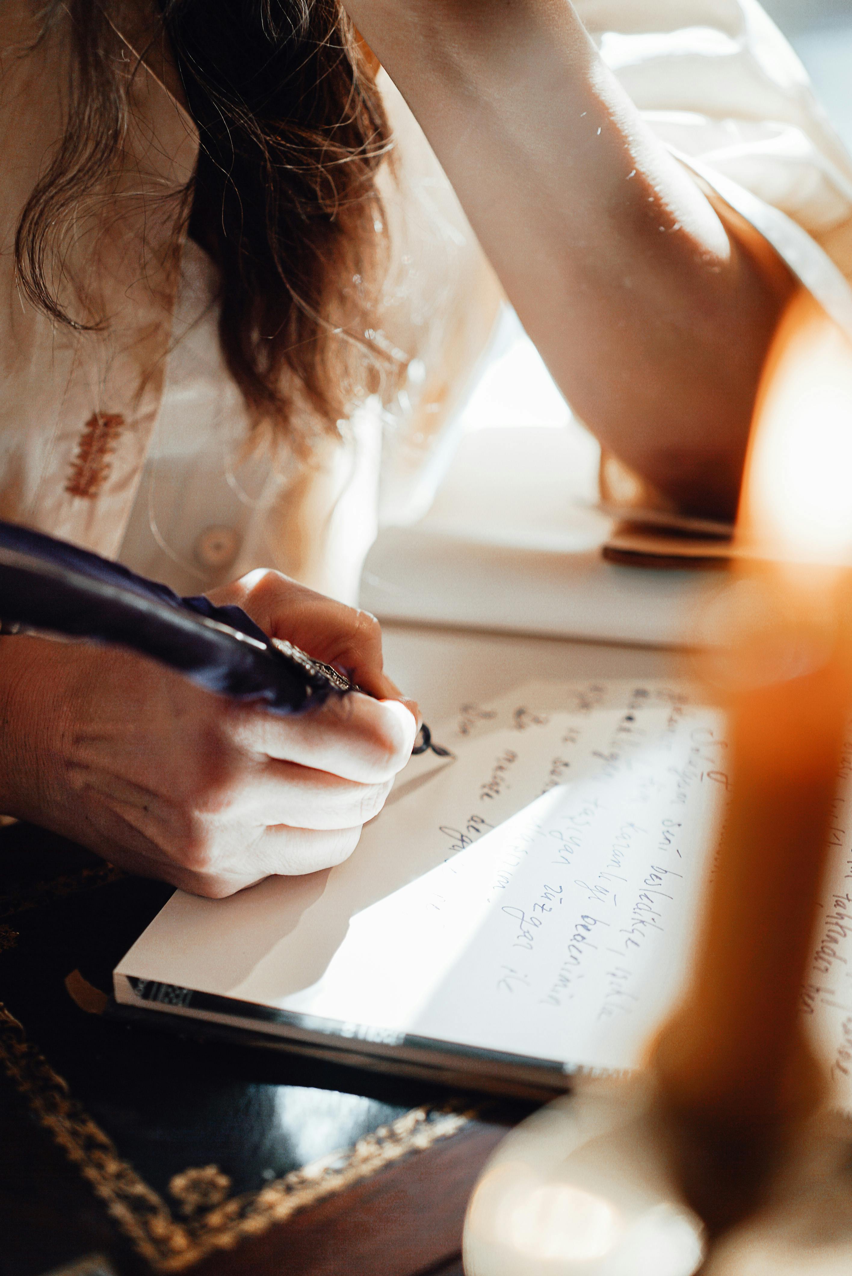 La mano de una mujer escribiendo algo | Fuente: Pexels