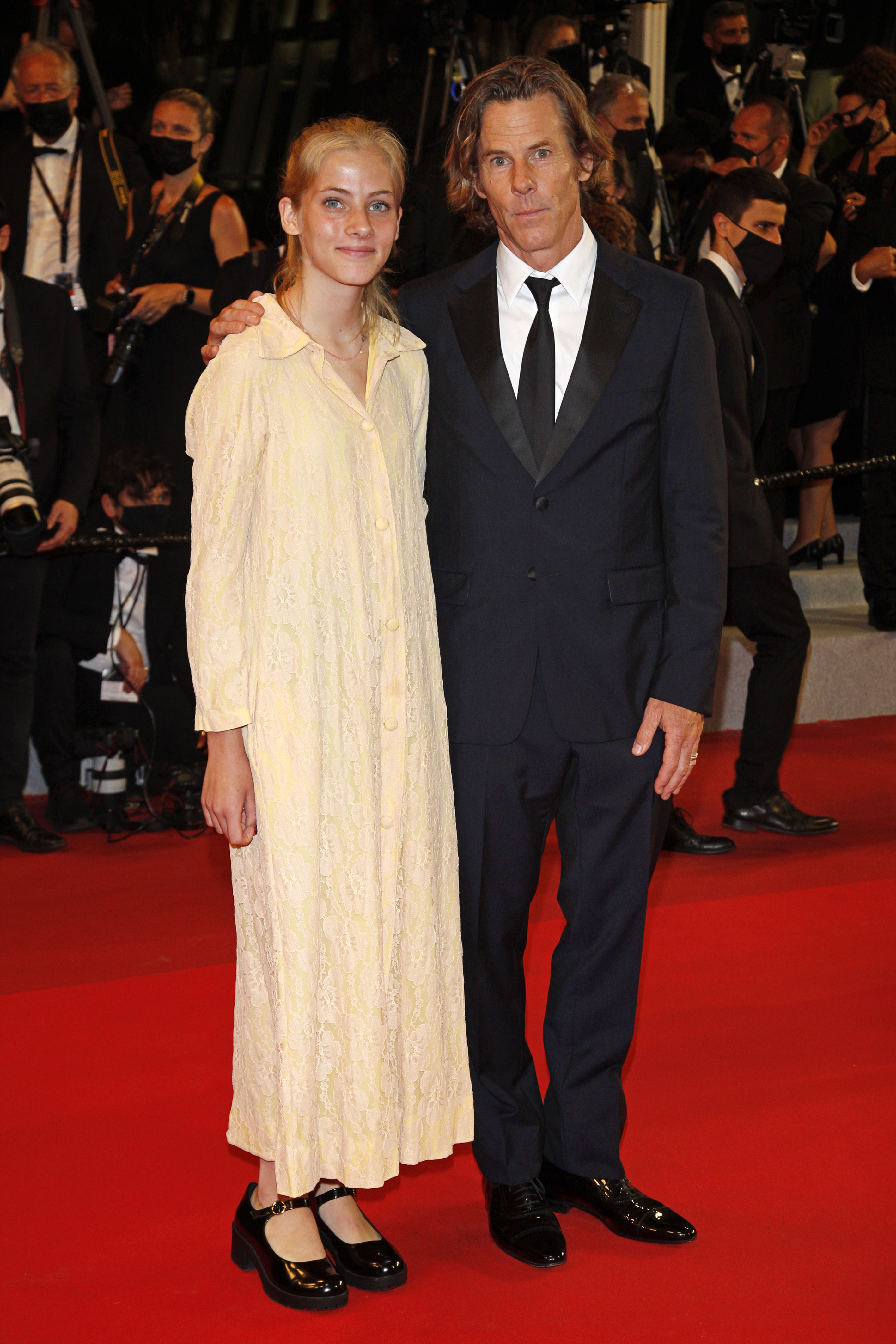 Danny Moder y Hazel Moder llegan al estreno de "Flag Day" durante la 74ª edición del Festival de Cine de Cannes en Cannes, Francia, el 10 de julio de 2021. | Foto: Getty Images