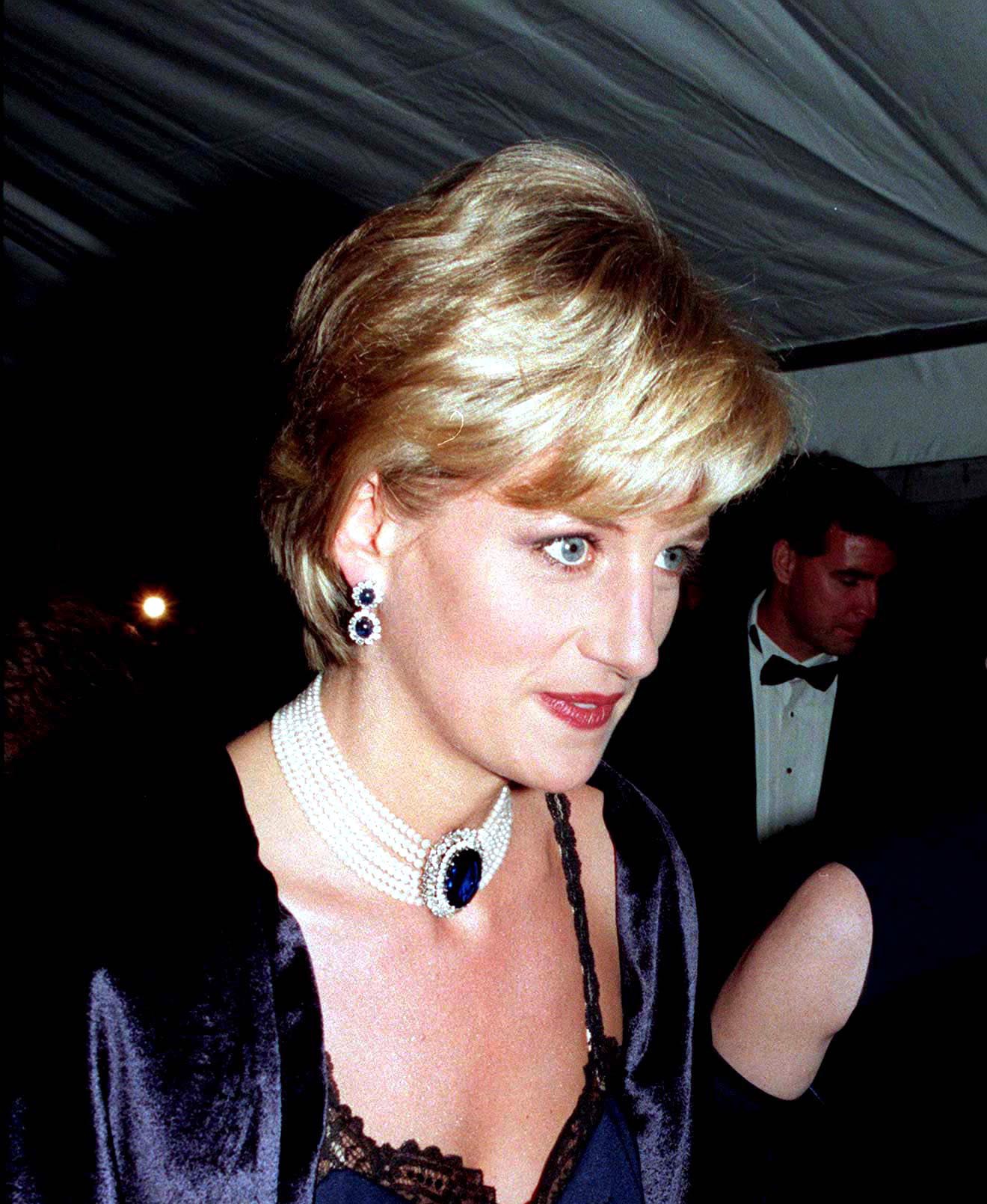 Diana, Princesa de Gales, con un vestido de John Galliano, llega a un baile del Costume Institute en el Museo Metropolitano de Arte el 09 de diciembre de 1996 en Nueva York, EE.UU.. | Fuente: Getty Images