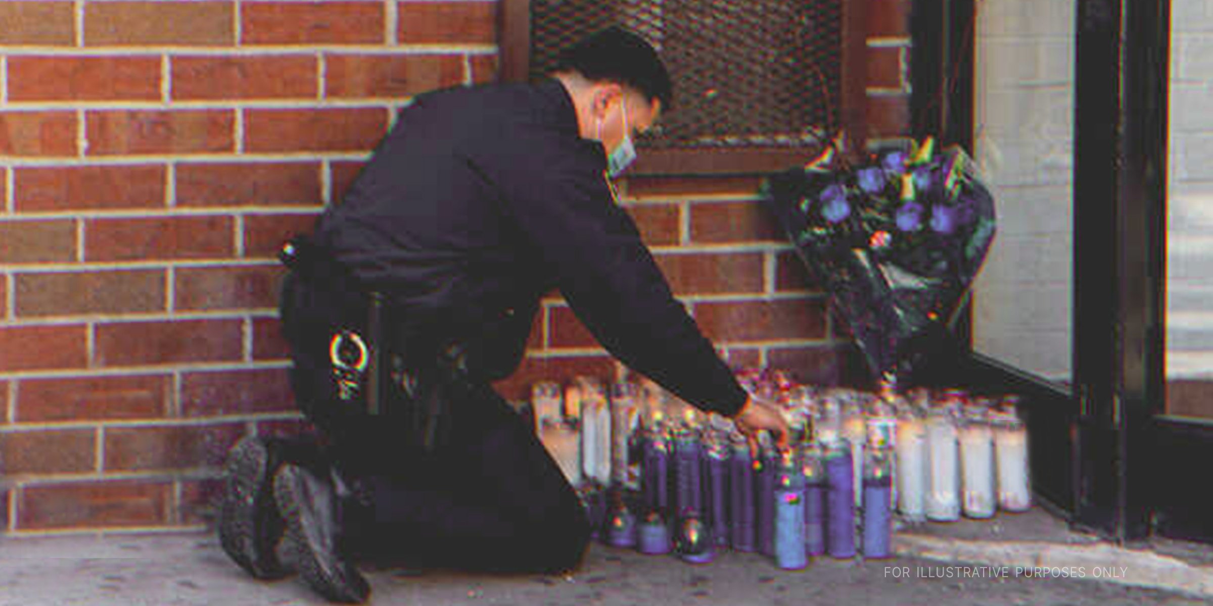 Oficial de la policía encendiendo una vela en un altar improvisado | Foto: Shutterstock