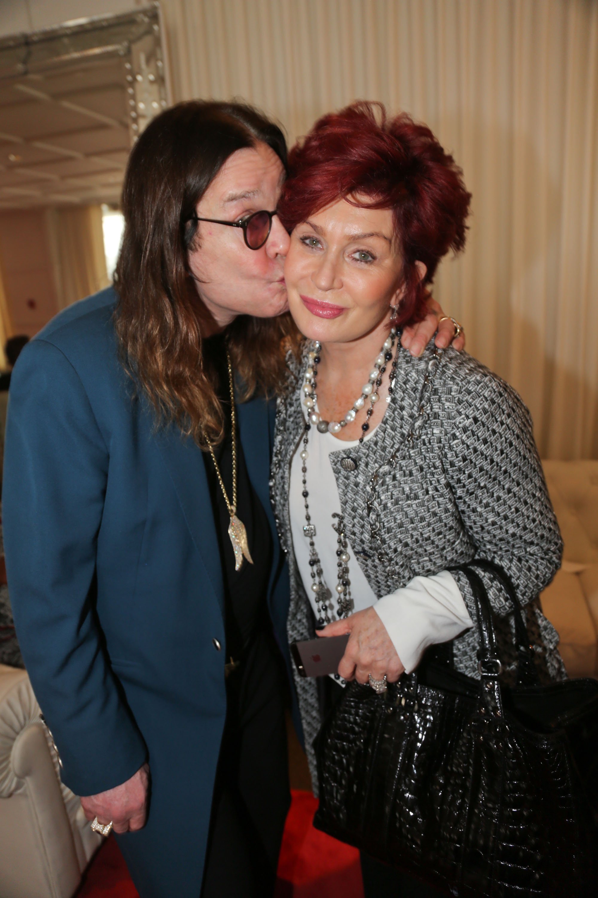 Ozzy Osbourne y su esposa Sharon Osbourne asisten al brunch de los nominados al Grammy 2014 de ASCAP en el SLS Hotel el 25 de enero de 2014 en Beverly Hills, California. | Foto: Getty Images