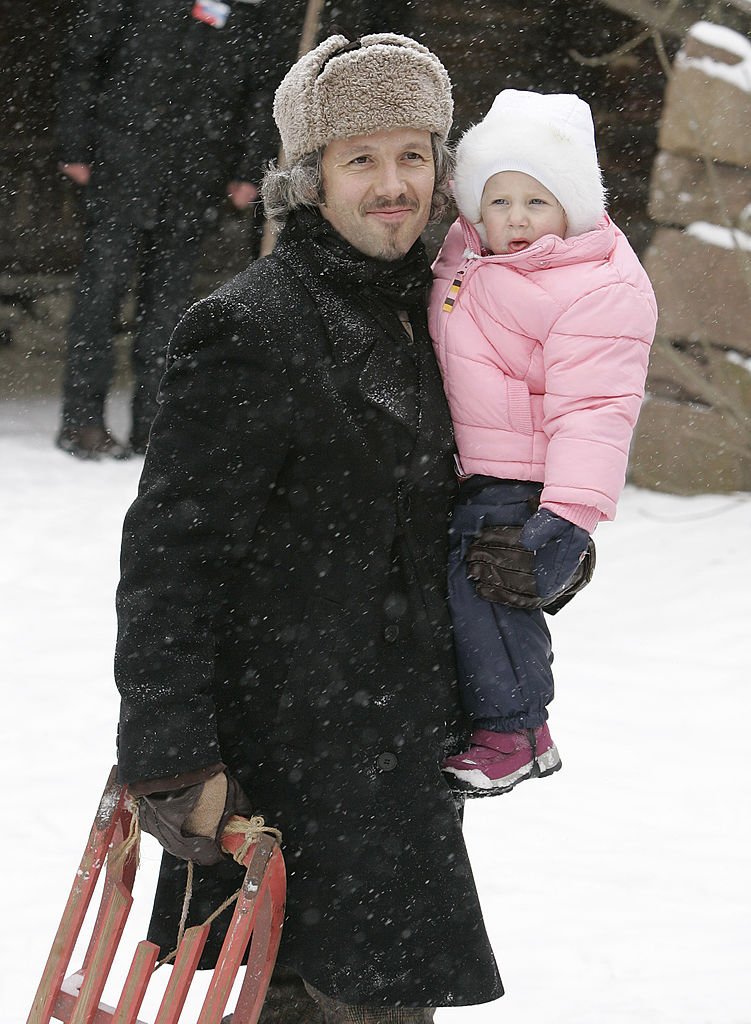 Ari Behn y su hija Leah Isadora en el cumpleaños de Harald de Noruega, Oslo, 2007. | Foto: Getty Images