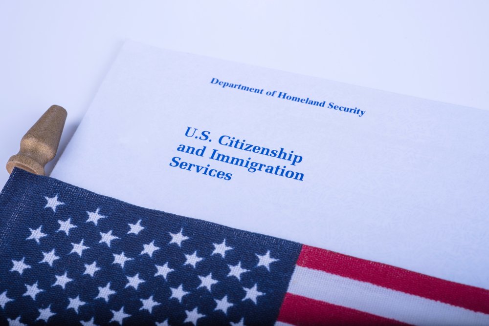 Sobre con el logotipo de los Servicios de Ciudadanía e Inmigración de los Estados Unidos. Fuente: Shutterstock