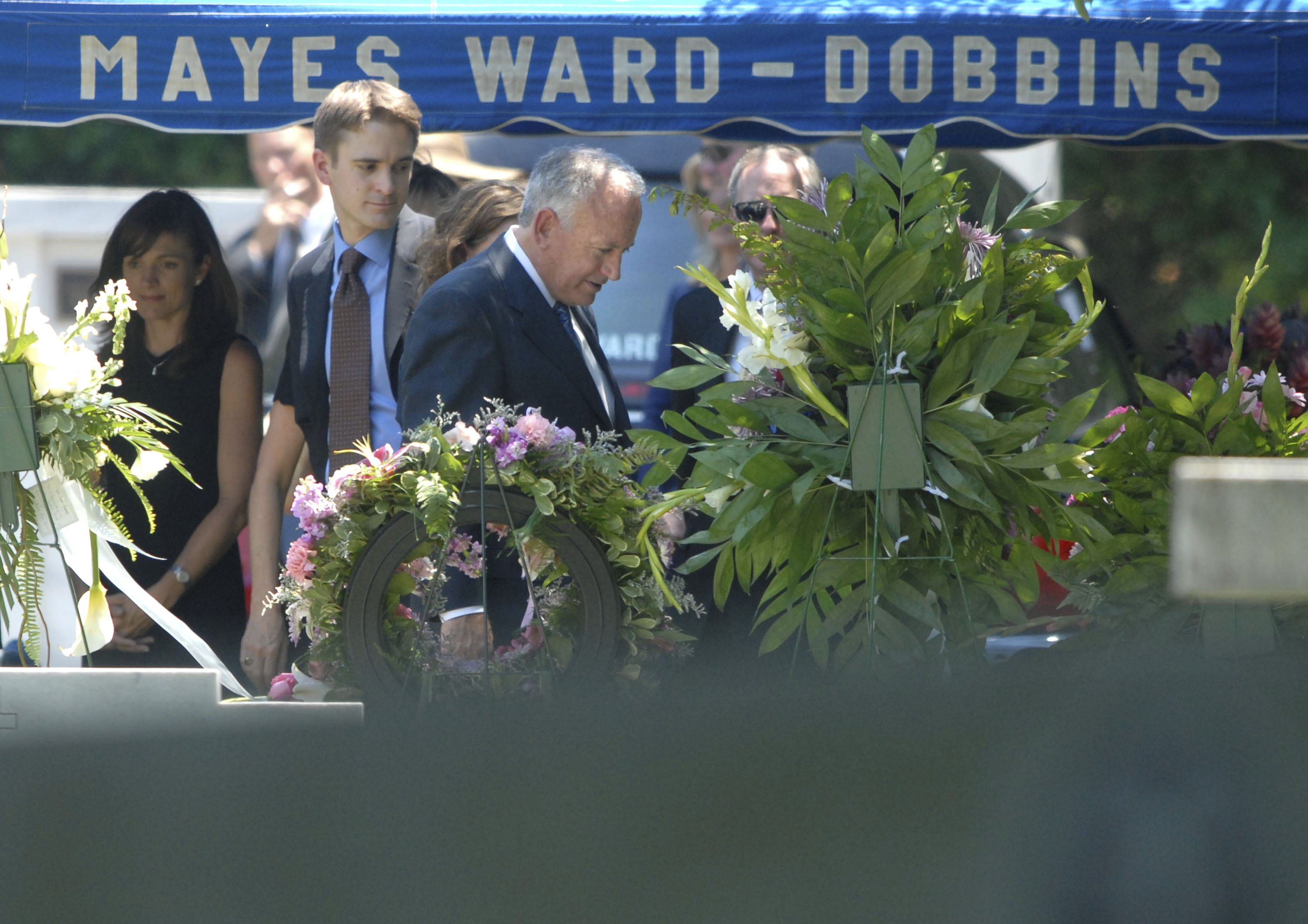 John Ramsey observa la tumba de JonBenet Ramsey el 29 de junio de 2006, en Marietta, Georgia | Fuente: Getty Images