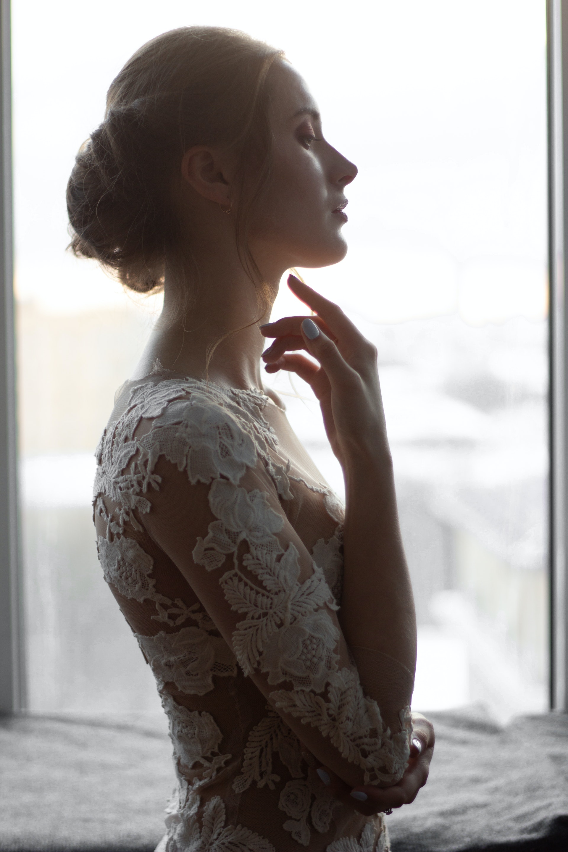 Una mujer con un vestido de flores | Fuente: Pexels
