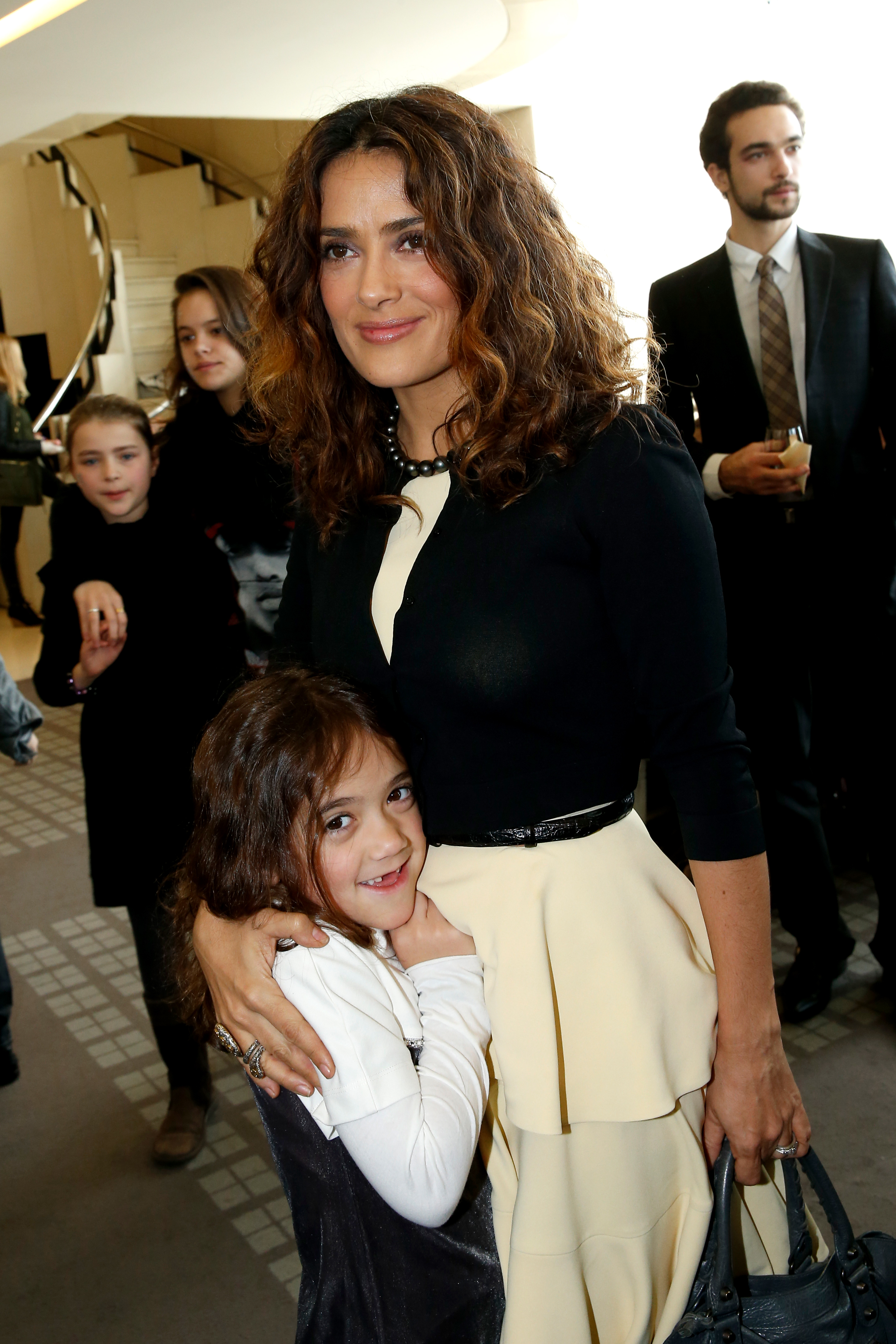 Salma Hayek y su hija Valentina Paloma Pinault asisten al evento benéfico "Reves d'Enfants" de Arop en la Ópera de la Bastilla el 15 de diciembre de 2013 en París, Francia.