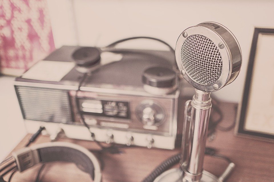 Equipo de radio con micrófono y auriculares. | Foto: Pixabay