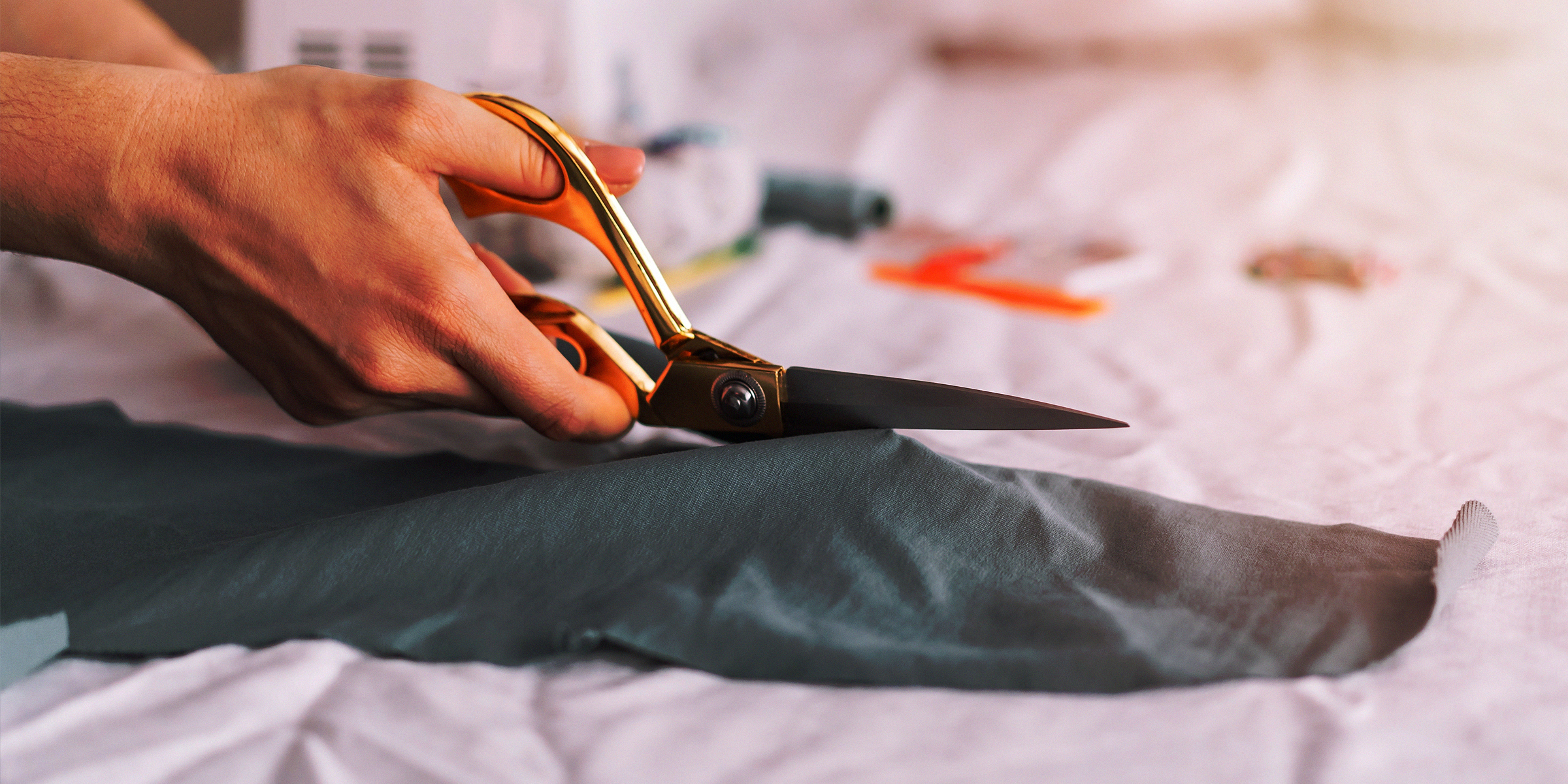 Una persona cortando tela | Foto: Shutterstock