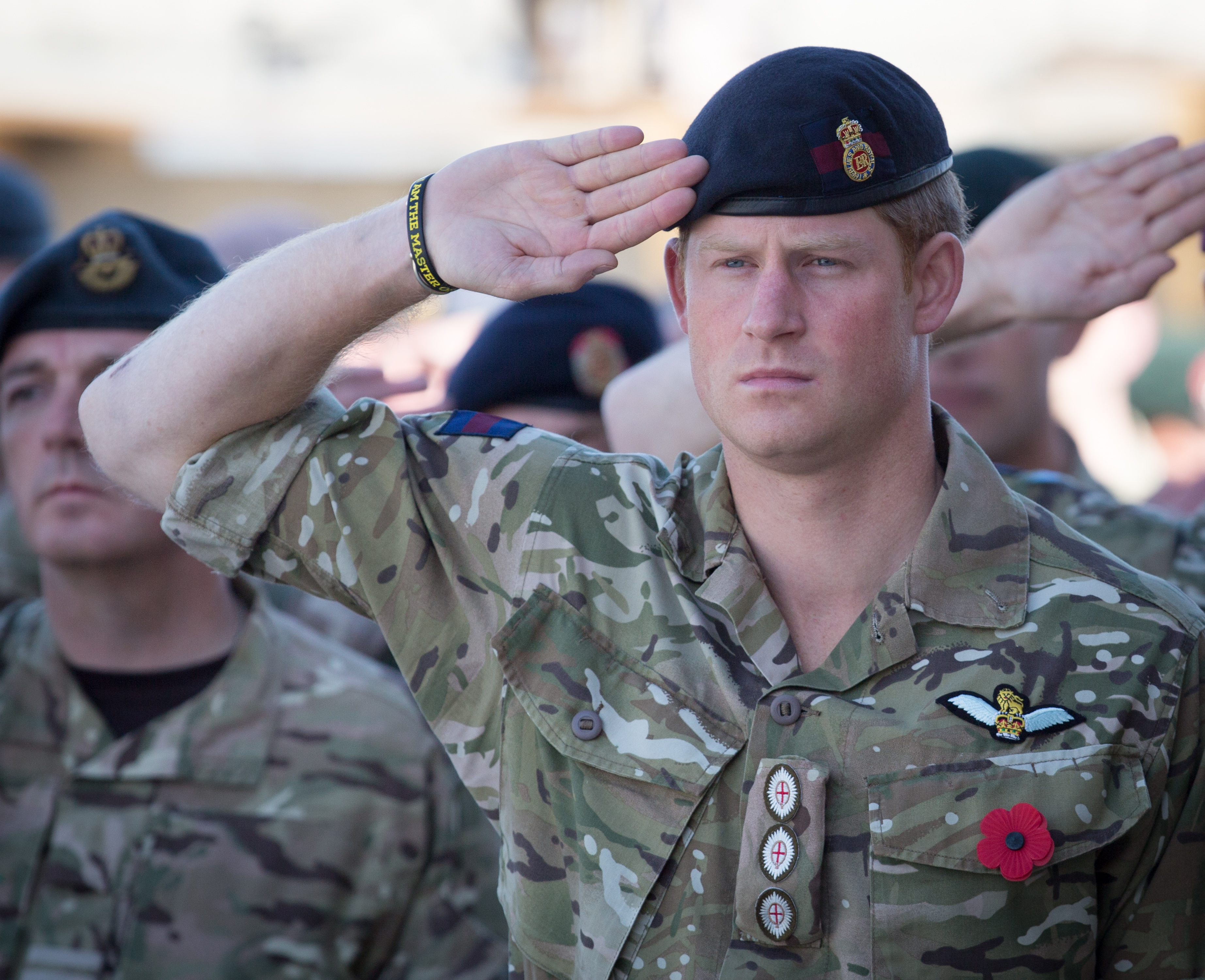 El príncipe Harry se reunió con otras tropas británicas para un servicio religioso del Domingo del Recuerdo en el aeródromo de Kandahar, Afganistán, el 9 de noviembre de 2014 | Fuente: Getty Images