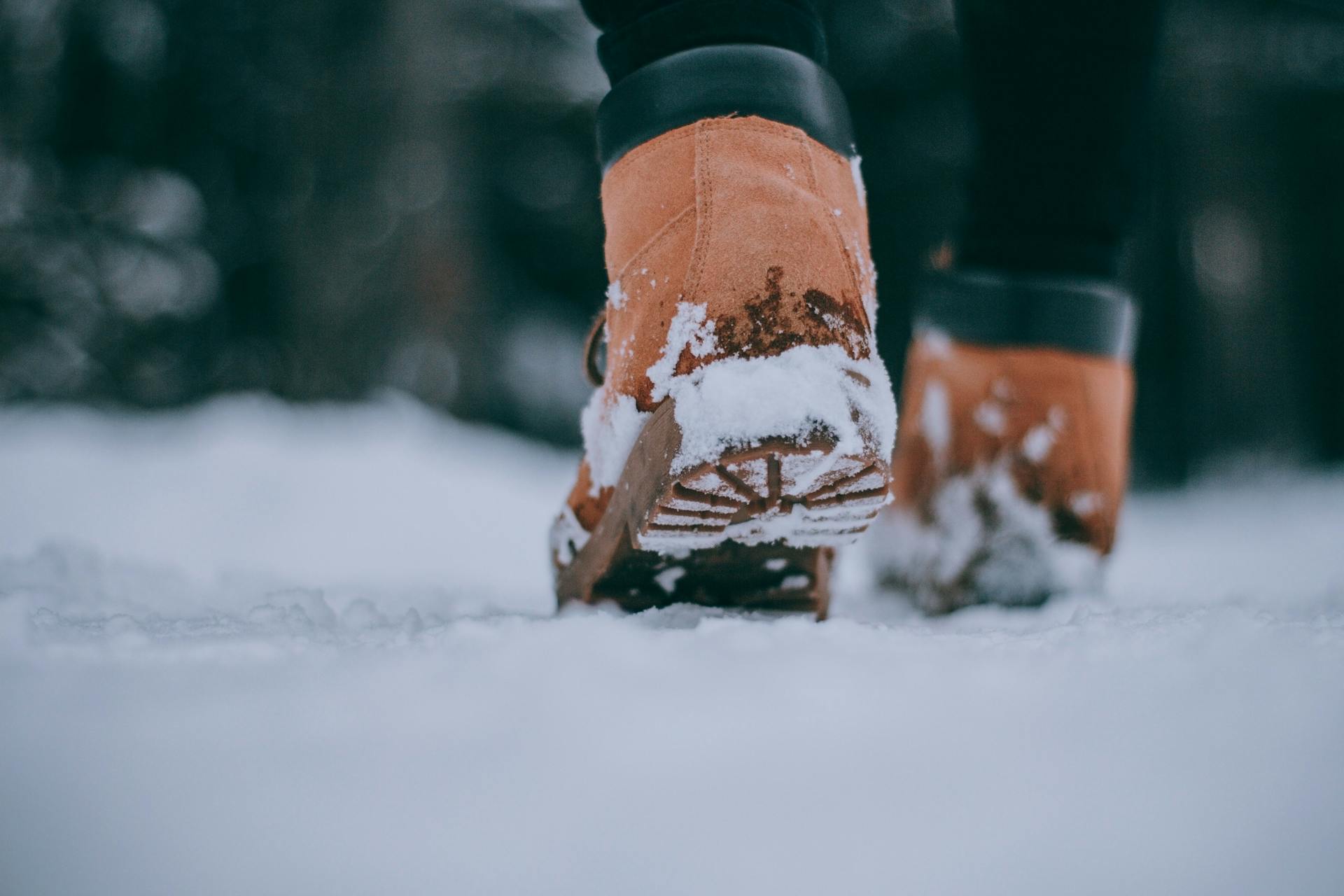 Uma mulher andando na neve | Fonte: Pexels