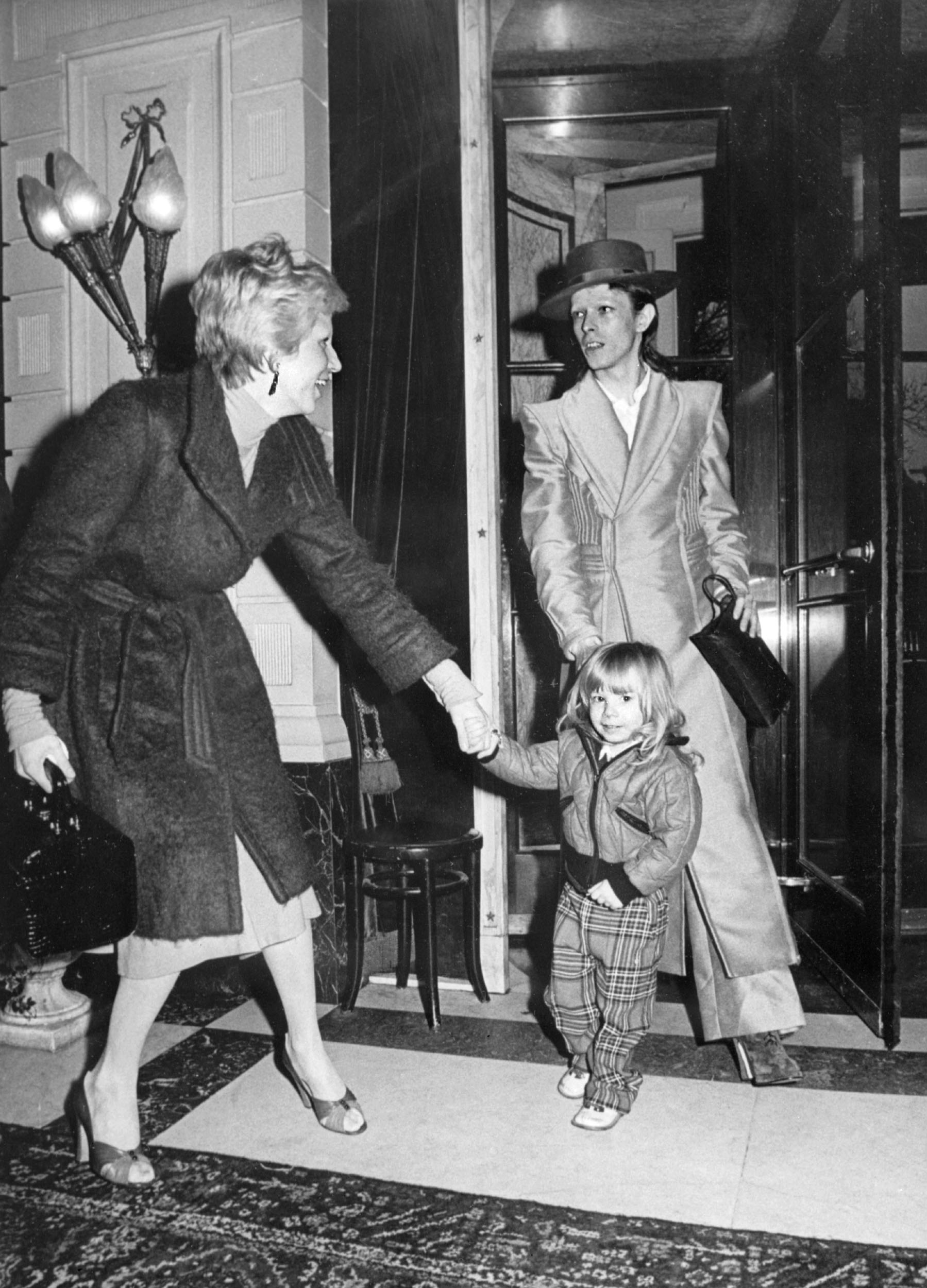 David Bowie, su exesposa Angela y su hijo Zowie el 17 de febrero de 1974 | Fuente: Getty Images
