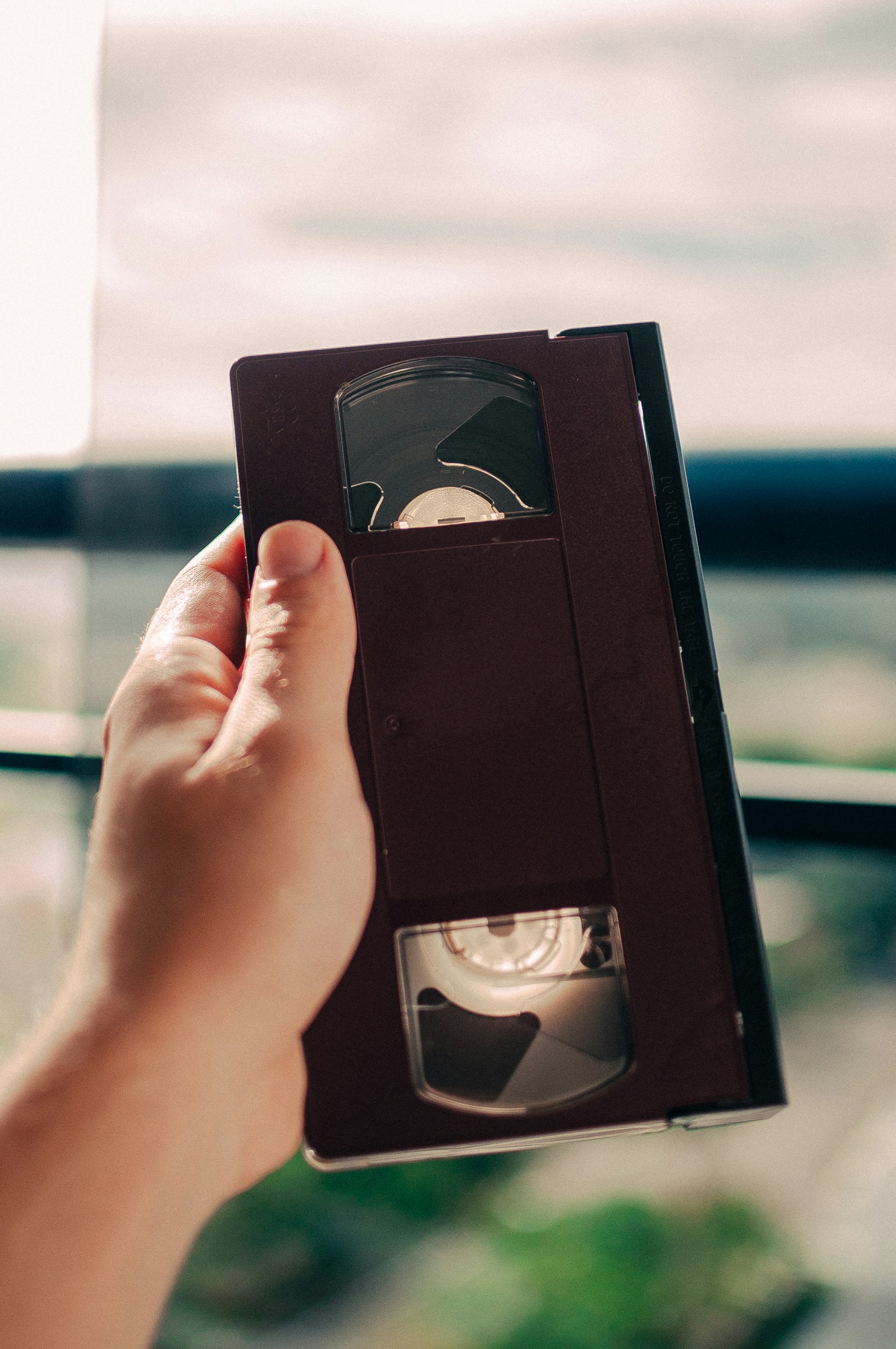 Una persona sujetando una vieja cinta VHS | Fuente: Unsplash