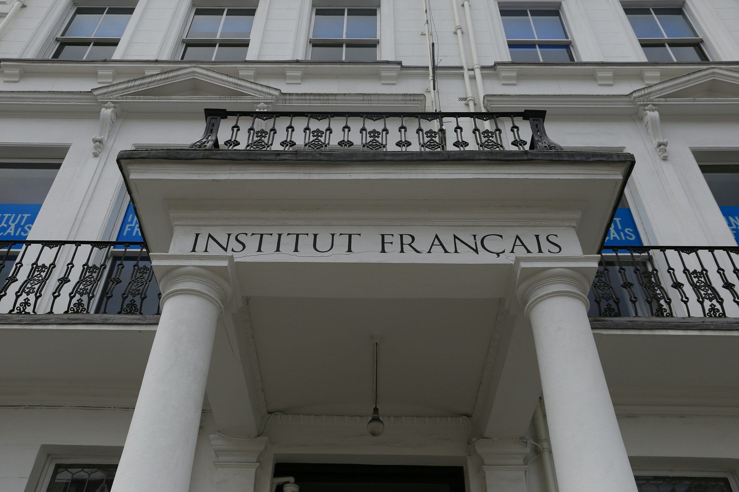 Vista frontal de un centro de enseñanza francés | Fuente: Unsplash