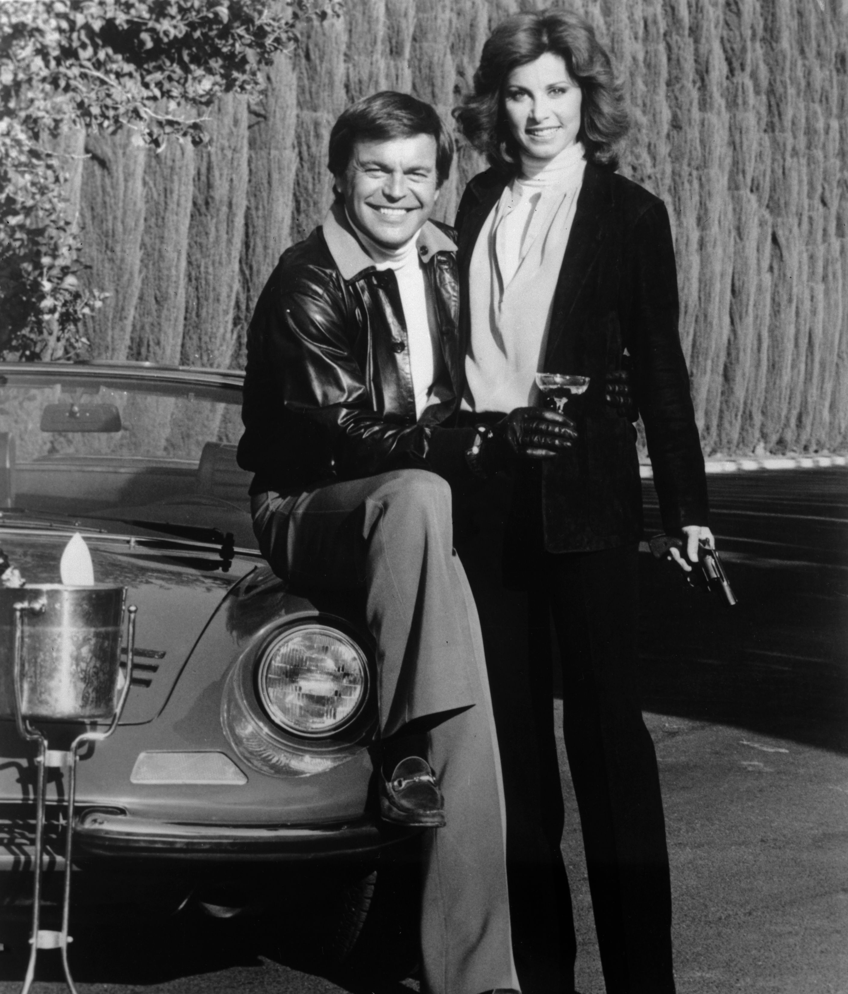 Robert Wagner y la actriz en el plató de "Hart to Hart", 1980 | Fuente: Getty Images