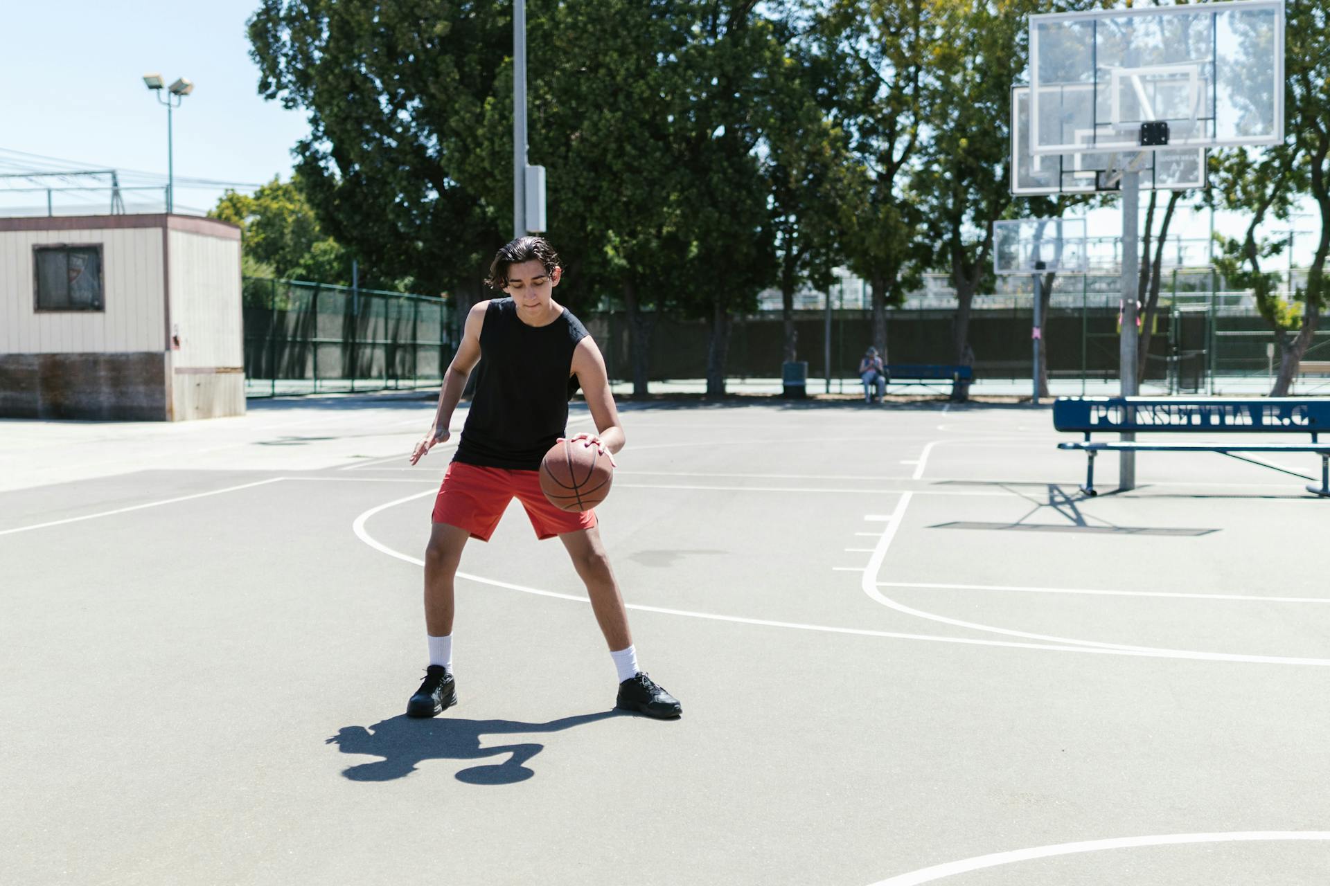 Un niño jugando al baloncesto | Fuente: Pexels