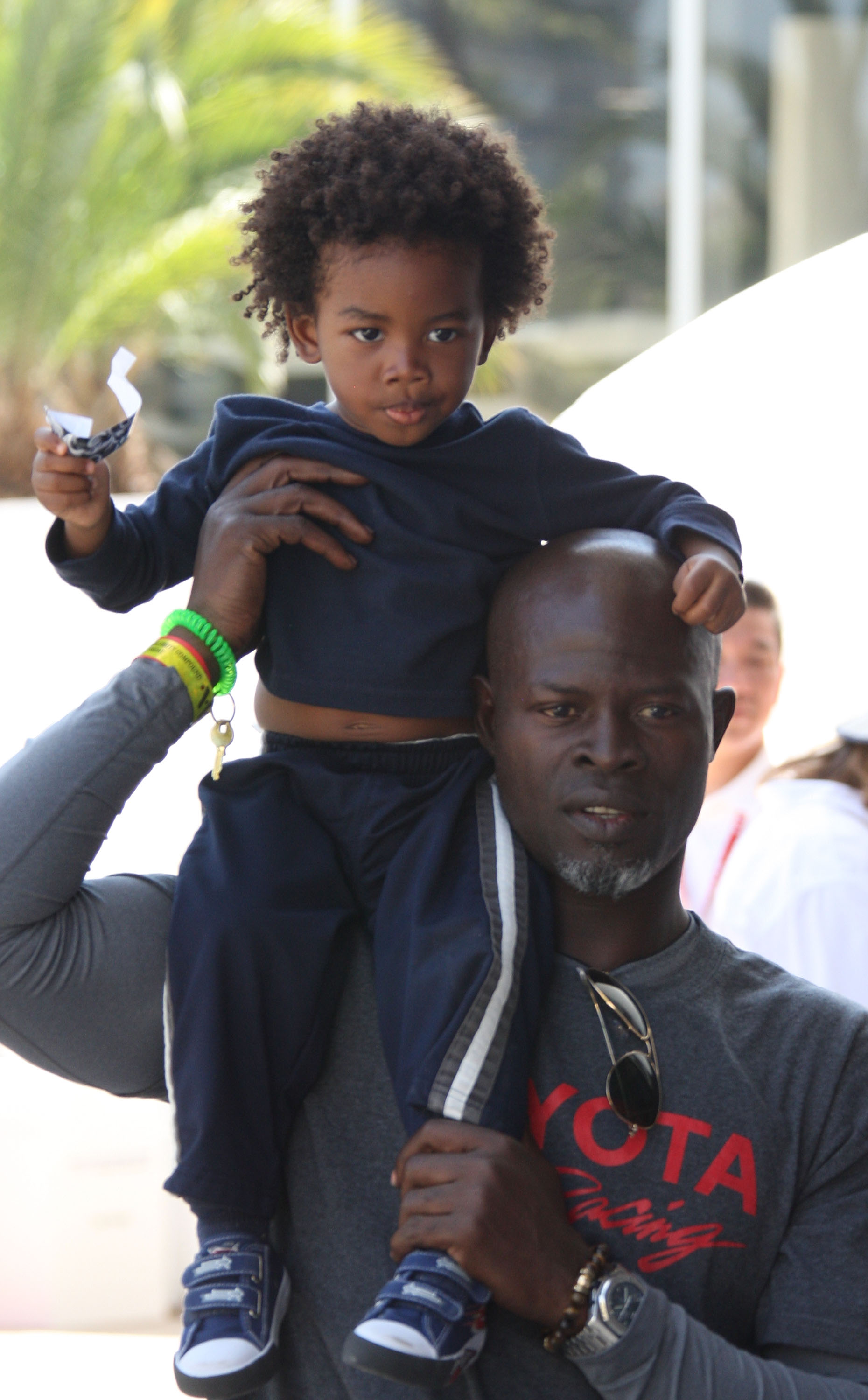 Djimon Hounsou lleva a Kenzo Lee Hounsou durante la 35ª Carrera Anual Toyota Pro/Celebrity el 15 de abril de 2011, en Long Beach, California | Fuente: Getty Images