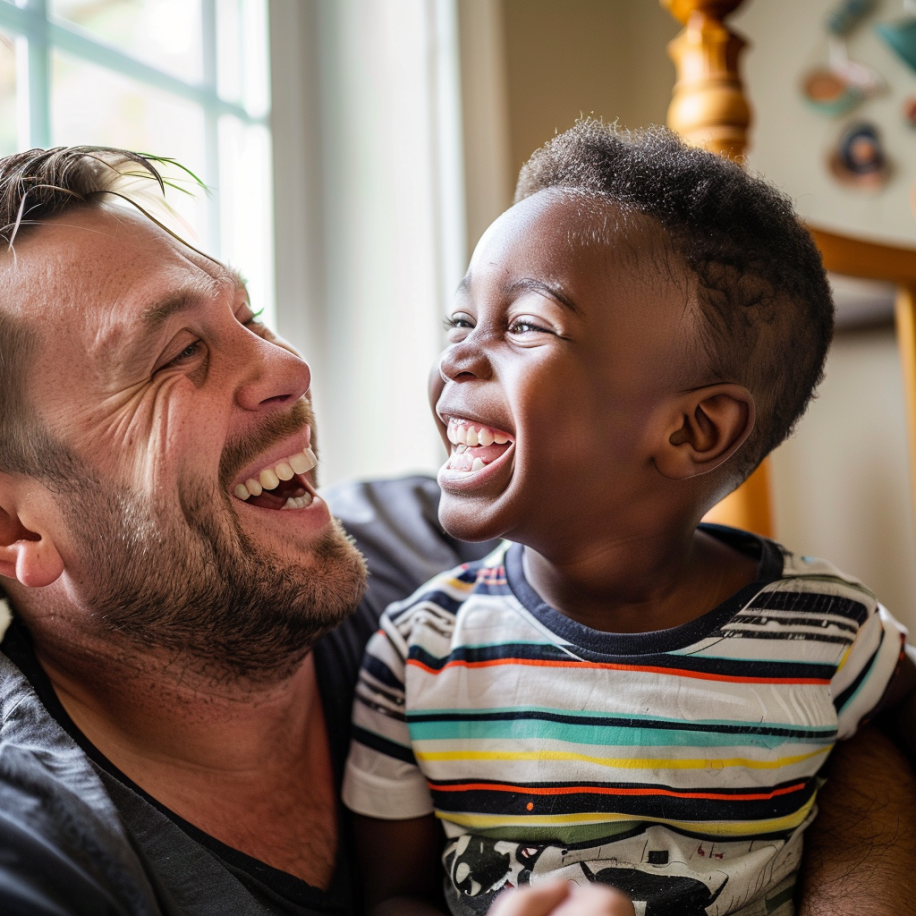 Un padre blanco riéndose con su hijo adoptivo negro | Fuente: Midjourney