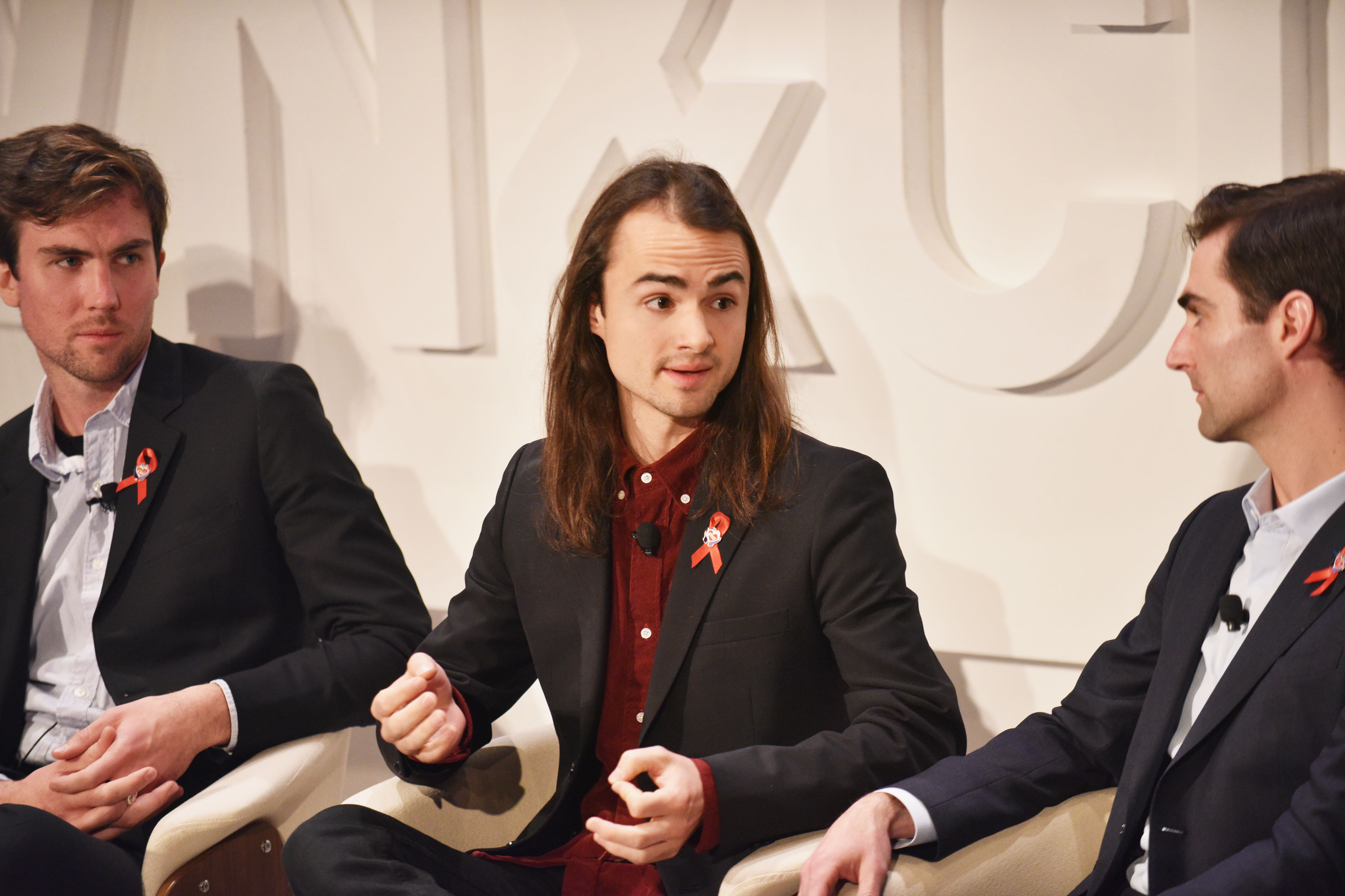 (De izquierda a derecha) Quinn Tivey, Rhys Tivey y Tarquin Wilding hablan en el escenario durante la 4ª Cumbre Anual de Filantropía Town & Country el 9 de mayo de 2017, en Nueva York. | Fuente: Getty Images