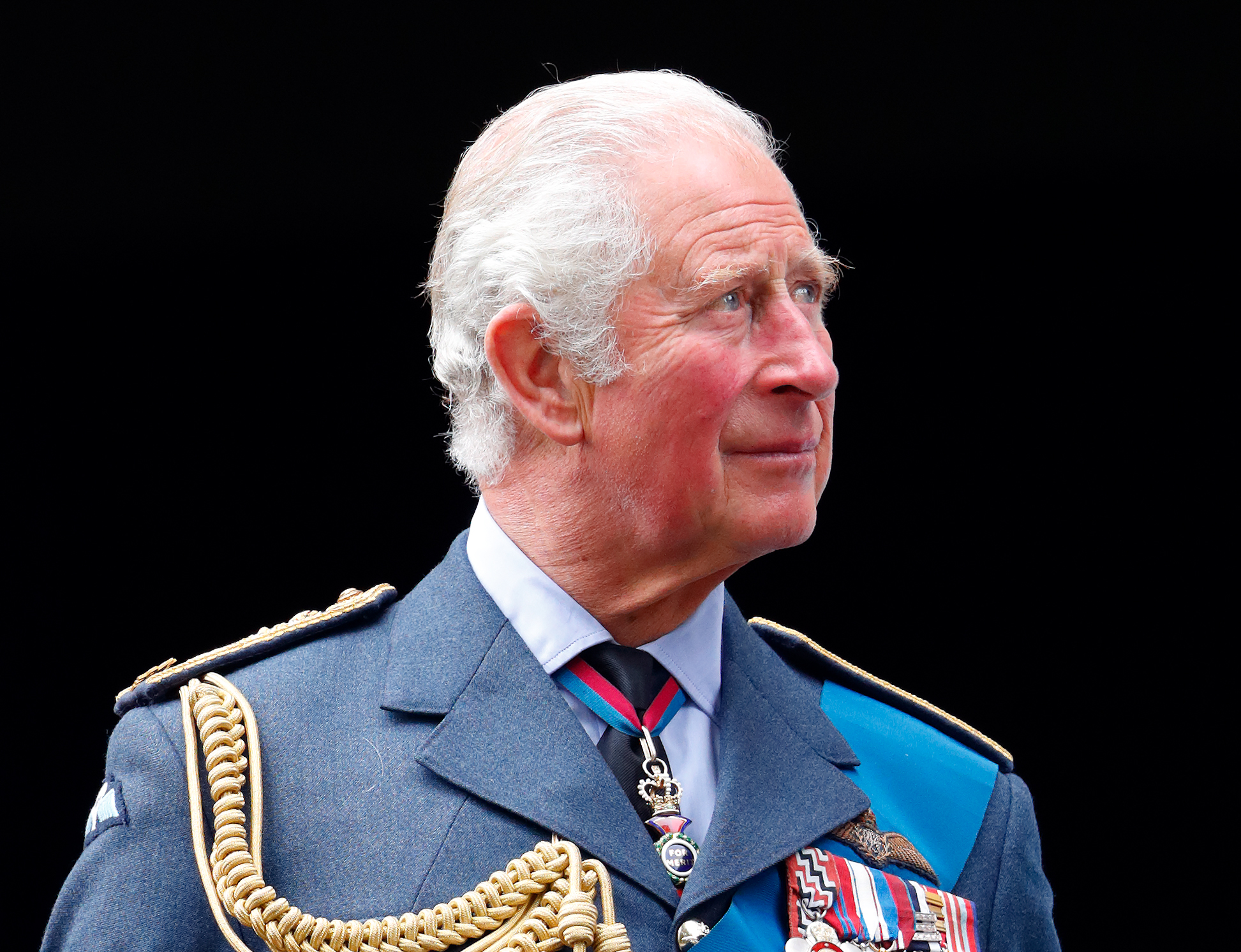 Rey Charles observa el paso de un Spitfire y un Hurricane desde el balcón de Church House tras asistir al Servicio de Acción de Gracias y Rededicación del 81º Aniversario de la Batalla de Inglaterra en la Abadía de Westminster el 19 de septiembre de 2021 en Londres, Inglaterra | Foto: Getty Images