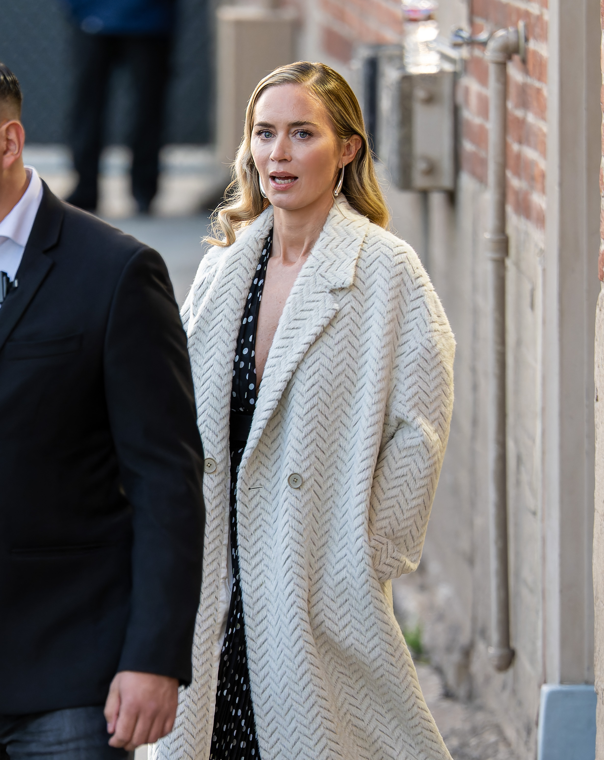 Emily Blunt vista en Los Ángeles, California, el 22 de febrero de 2024 | Fuente: Getty Images