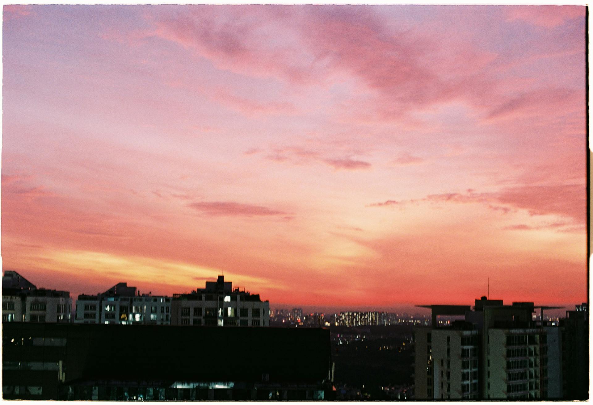 Puesta de sol en una ciudad | Fuente: Pexels