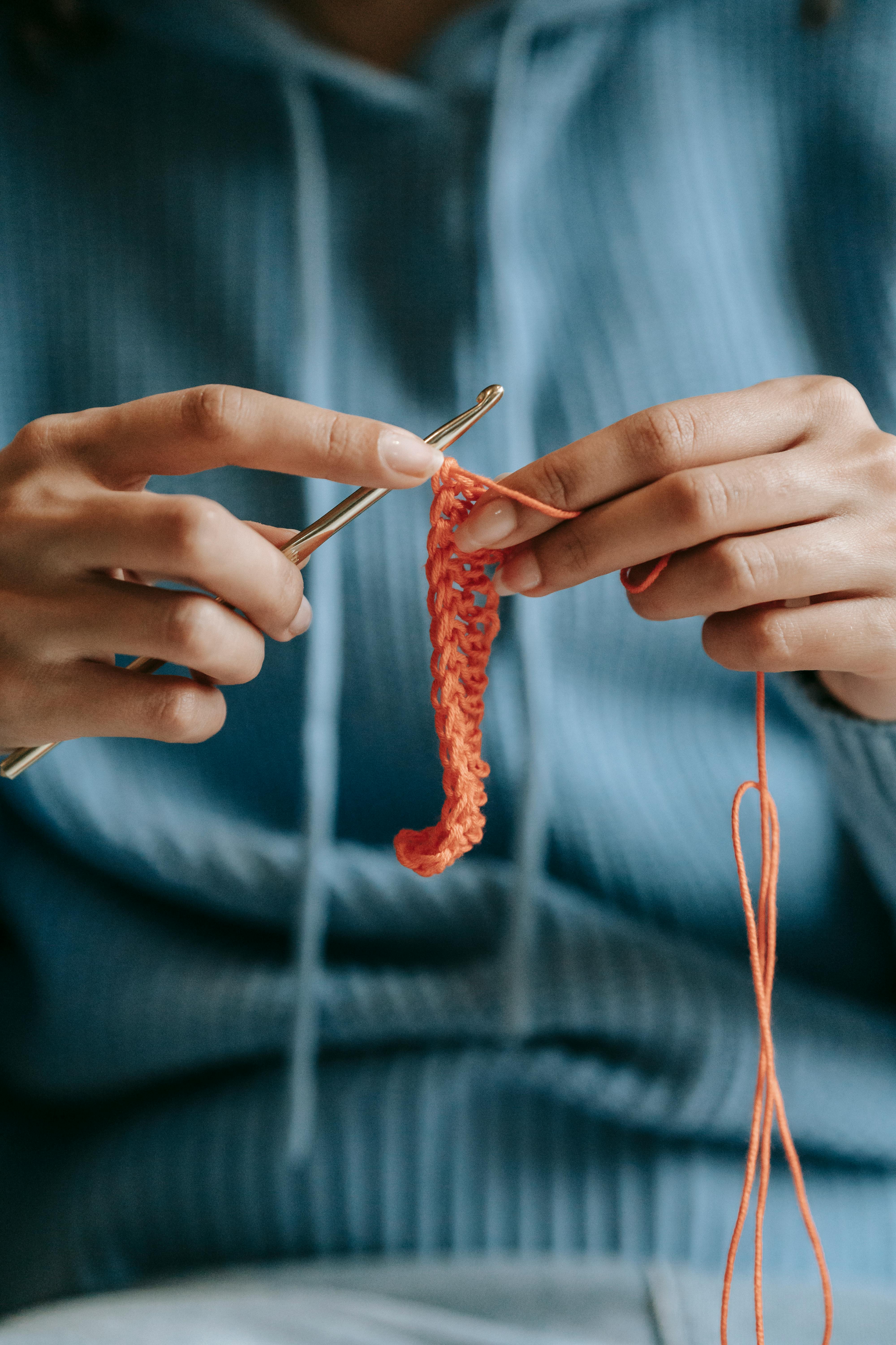 Una mujer tejiendo algo | Fuente: Pexels
