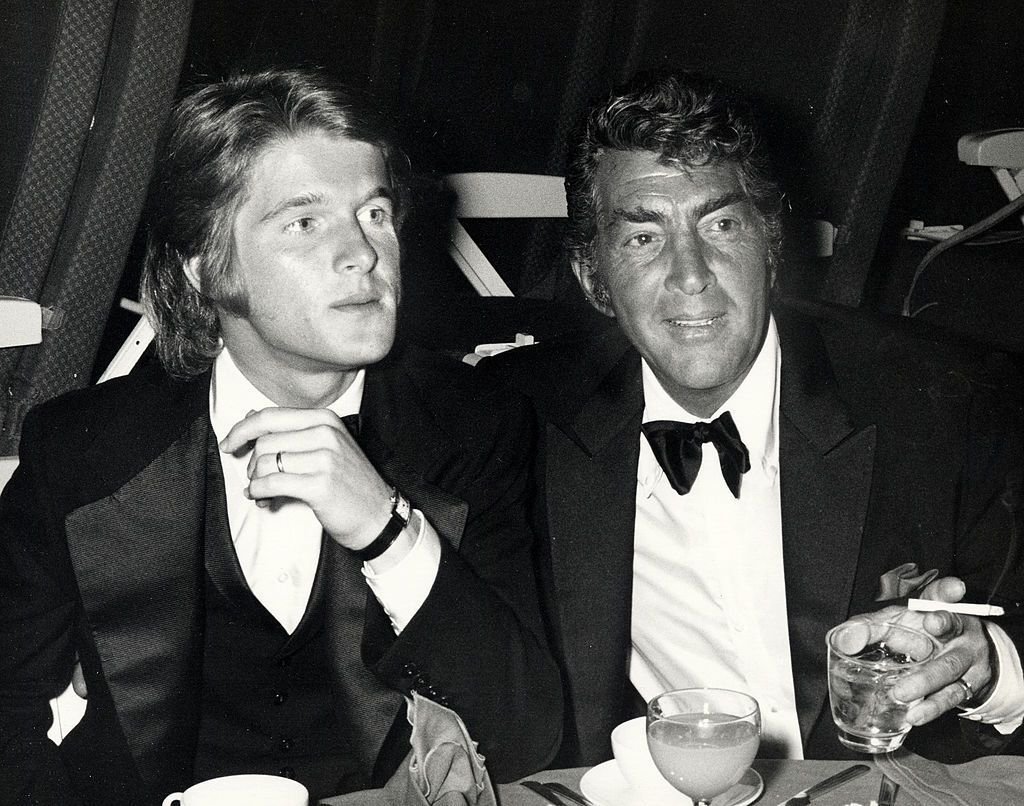 Dean Martin y su hijo Dean-Paul Martin en la fiesta de estreno de 'Airport', el 19 de marzo de 1970 en Hollywood, California. | Foto: Getty Images