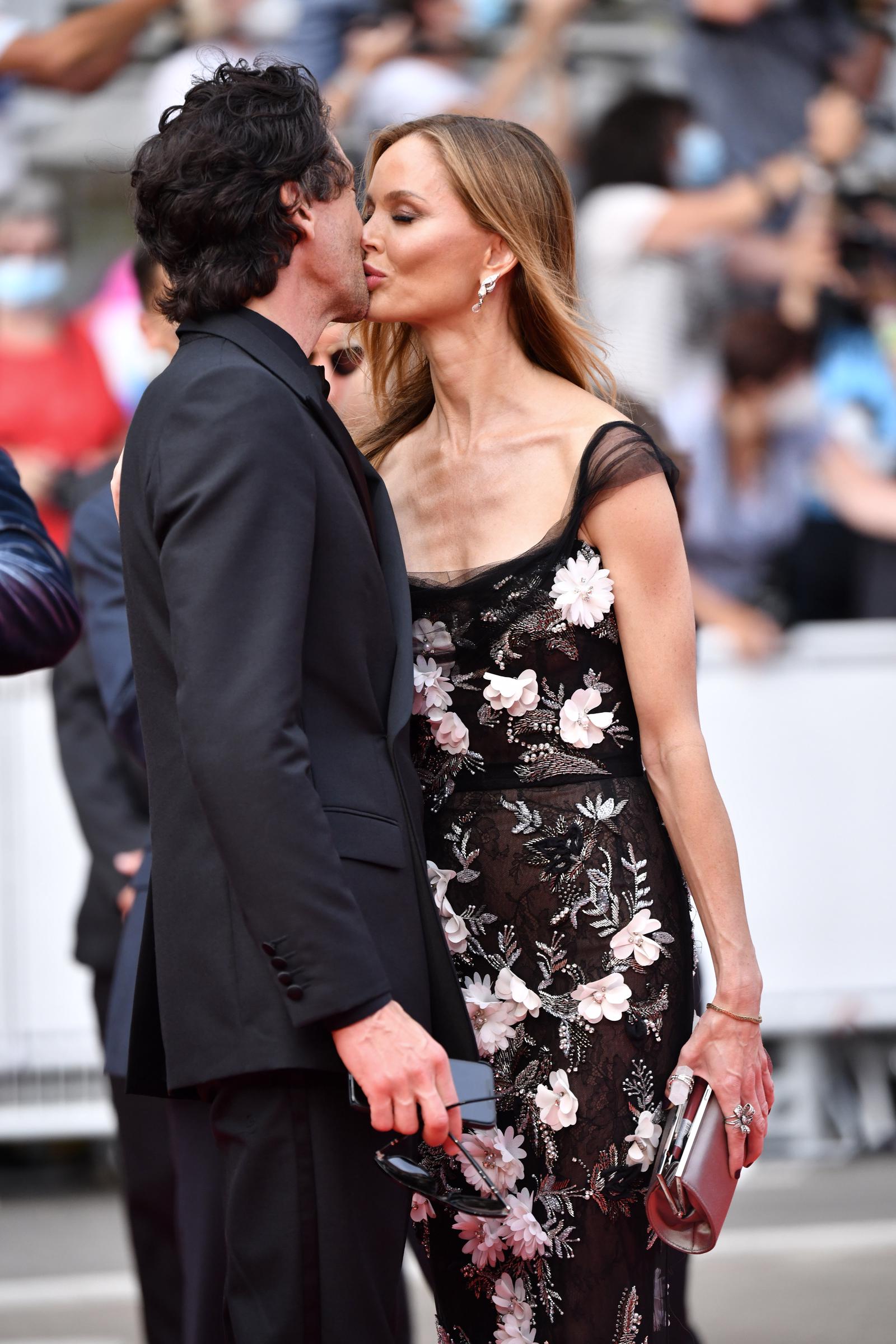 Adrien Brody y Georgina Chapman asisten a la proyección de "The French Dispatch" durante la 74ª edición del Festival de Cine de Cannes el 12 de julio de 2021, en Cannes, Francia | Fuente: Getty Images