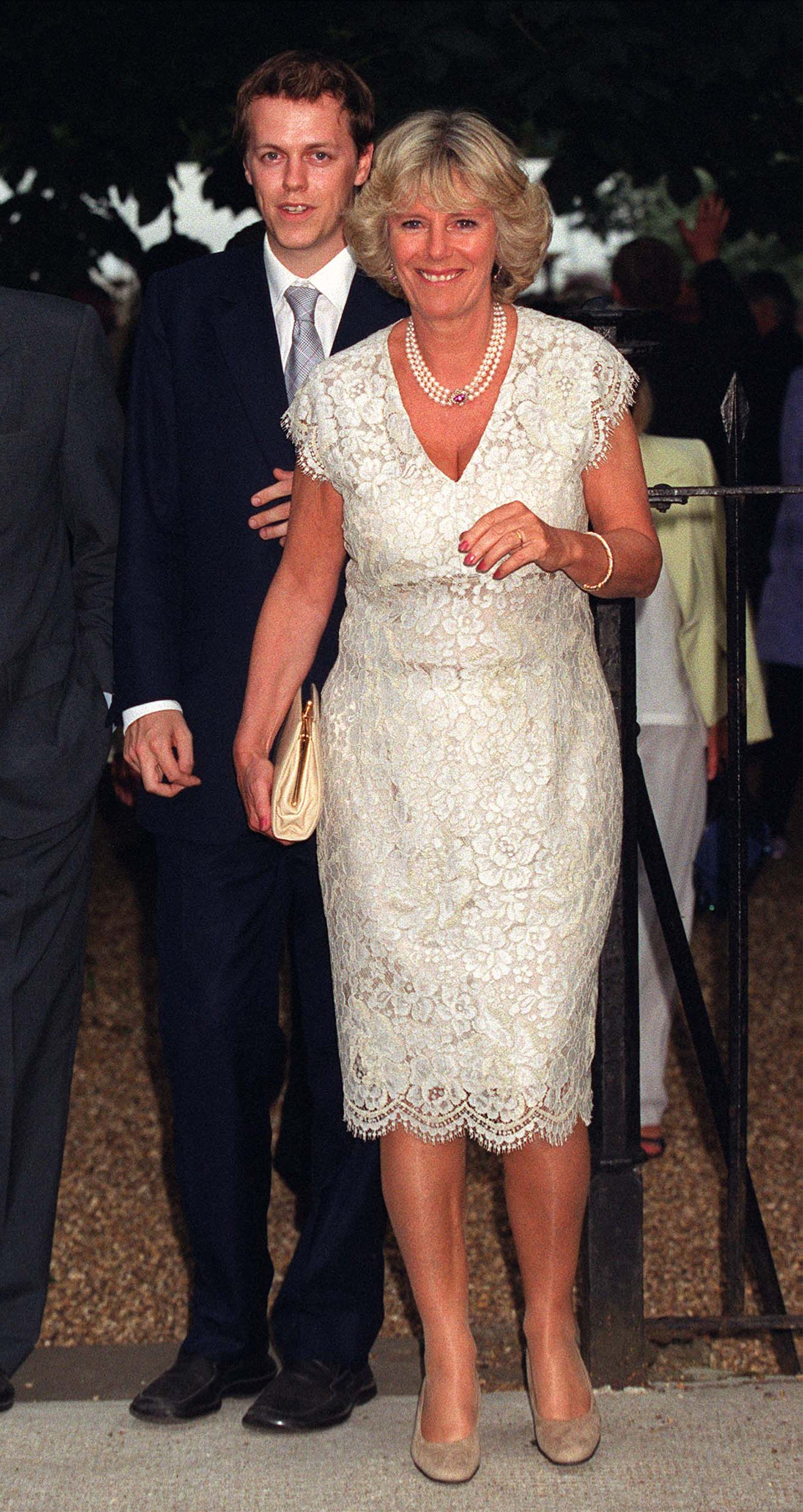 Camilla y Tom Parker-Bowles en una fiesta de verano organizada por Sir David Frost, el 4 de julio de 2001 en su casa de Chelsea, Londres. | Foto: Getty Images