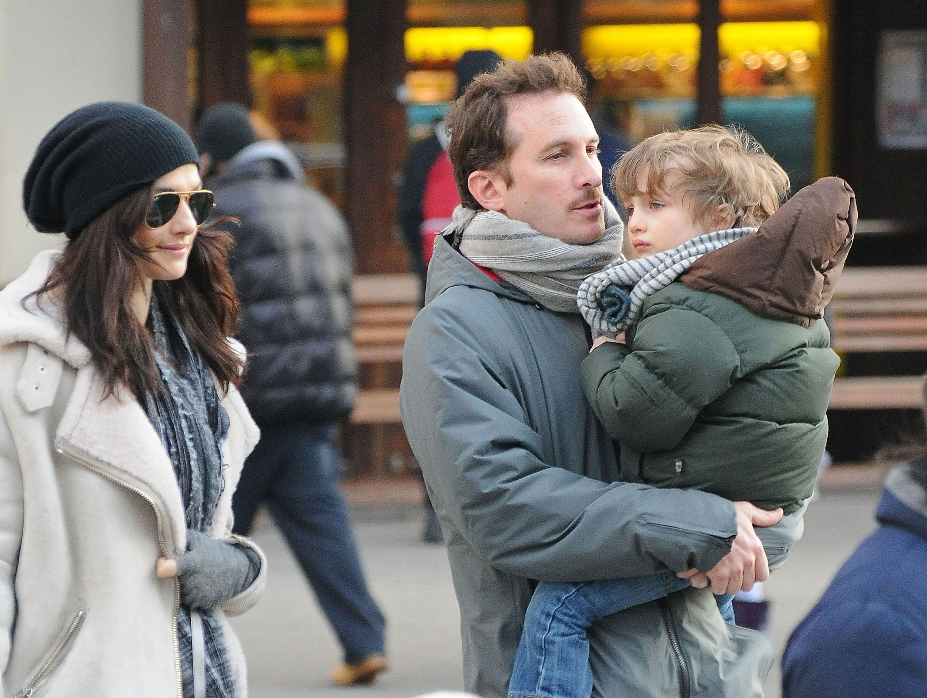 Rachel Weisz y Darren Aronofsky con su hijo en Nueva York el 5 de enero de 2011 | Fuente: Getty Images