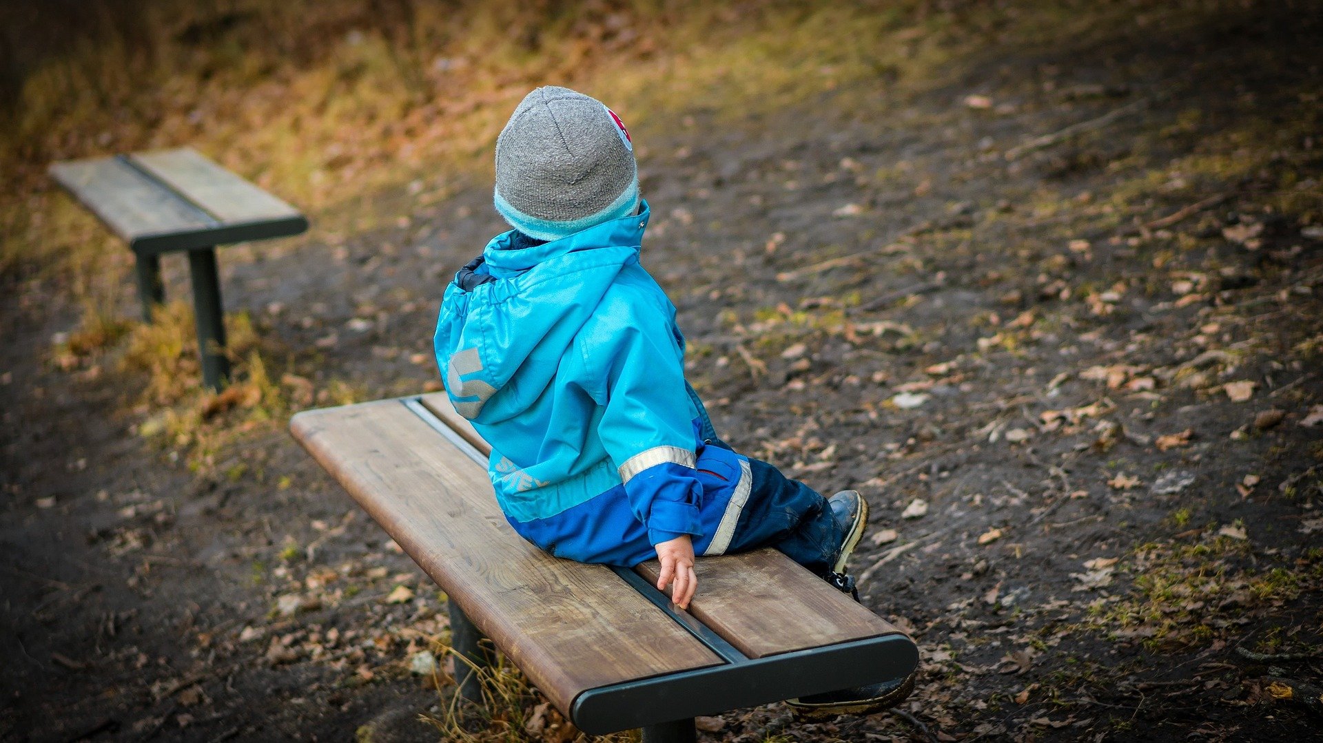 Niño pequeño y solo. | Foto: Pixabay