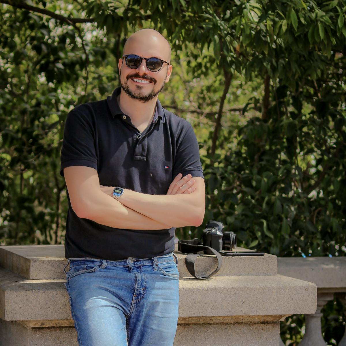 Un hombre sonriente | Fuente: Pexels